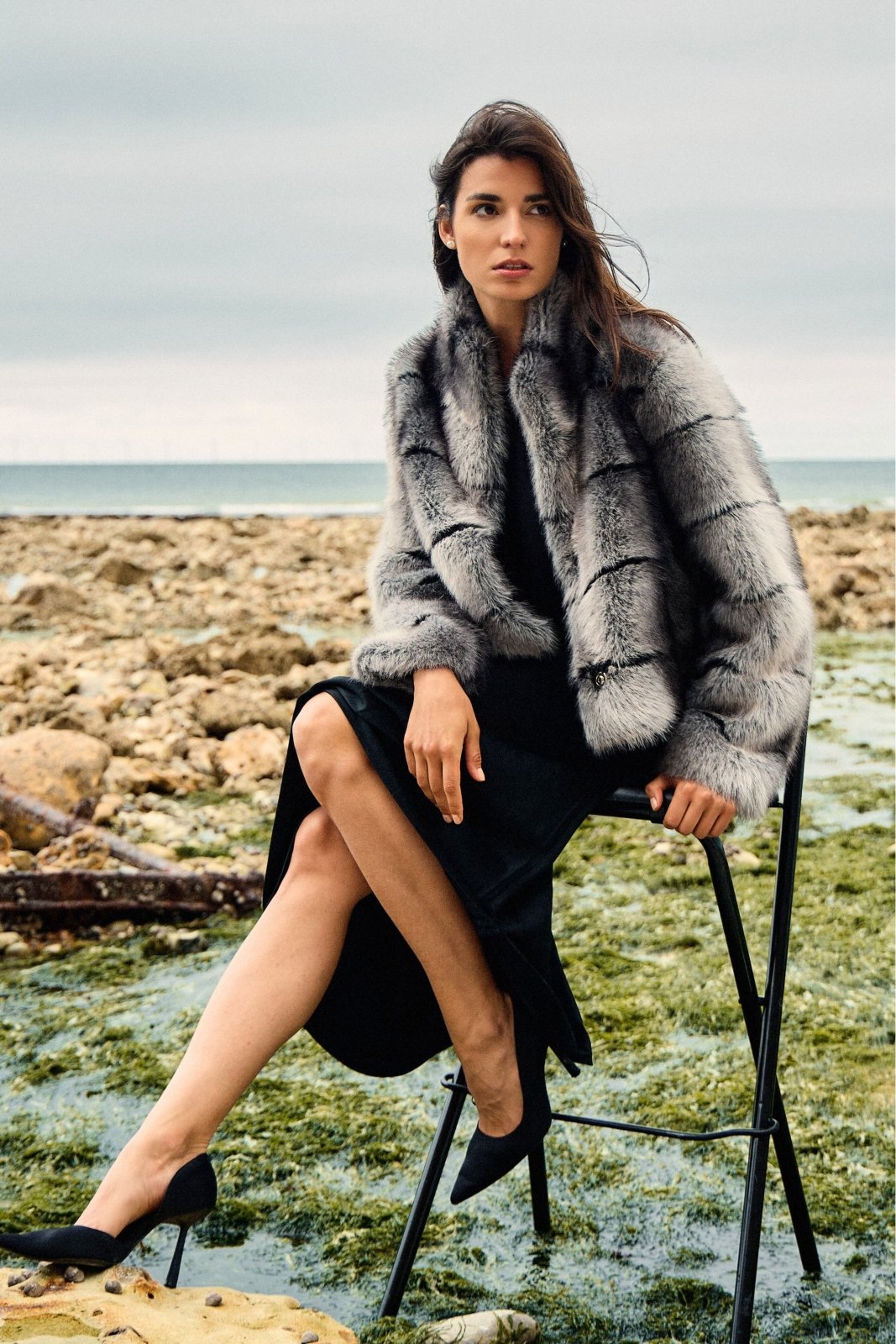 VESPER veste courte fausse fourrure structurée gris femme - Escandelle Paris (portrait)
#couleur_gris