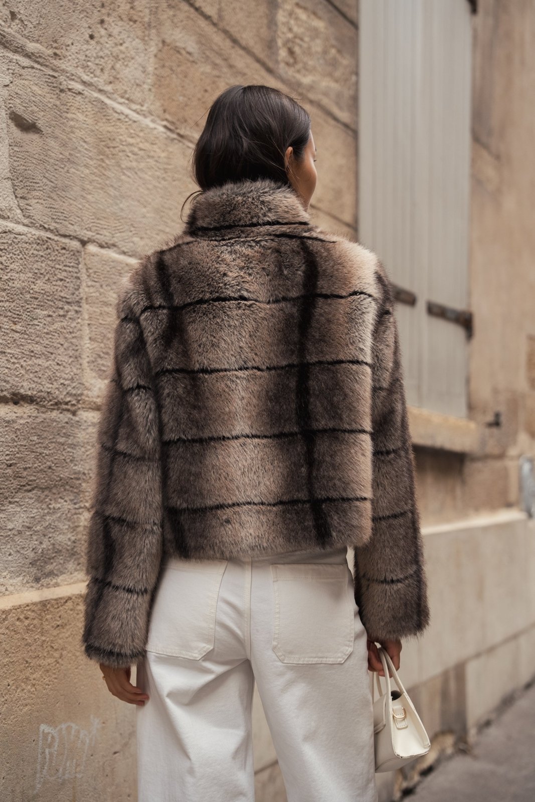 VESPER veste courte fausse fourrure structurée taupe femme - Escandelle Paris (dos)
#couleur_taupe