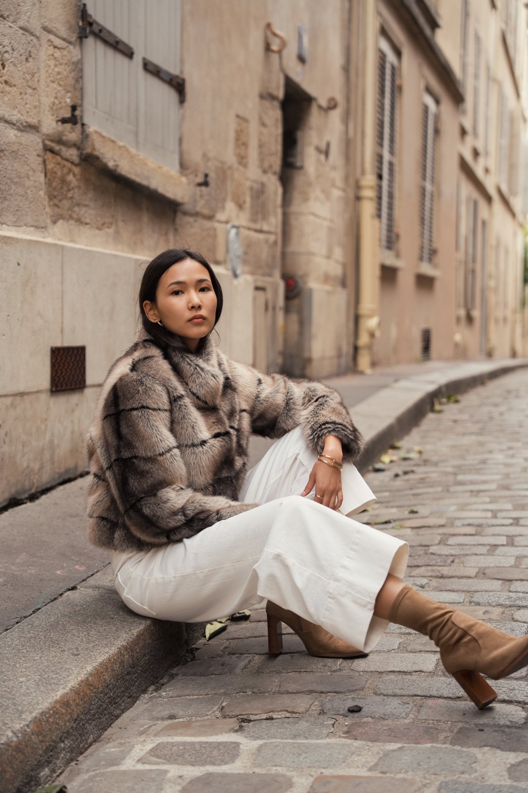 VESPER veste courte fausse fourrure structurée taupe femme - Escandelle Paris (profil droit assise)
#couleur_taupe