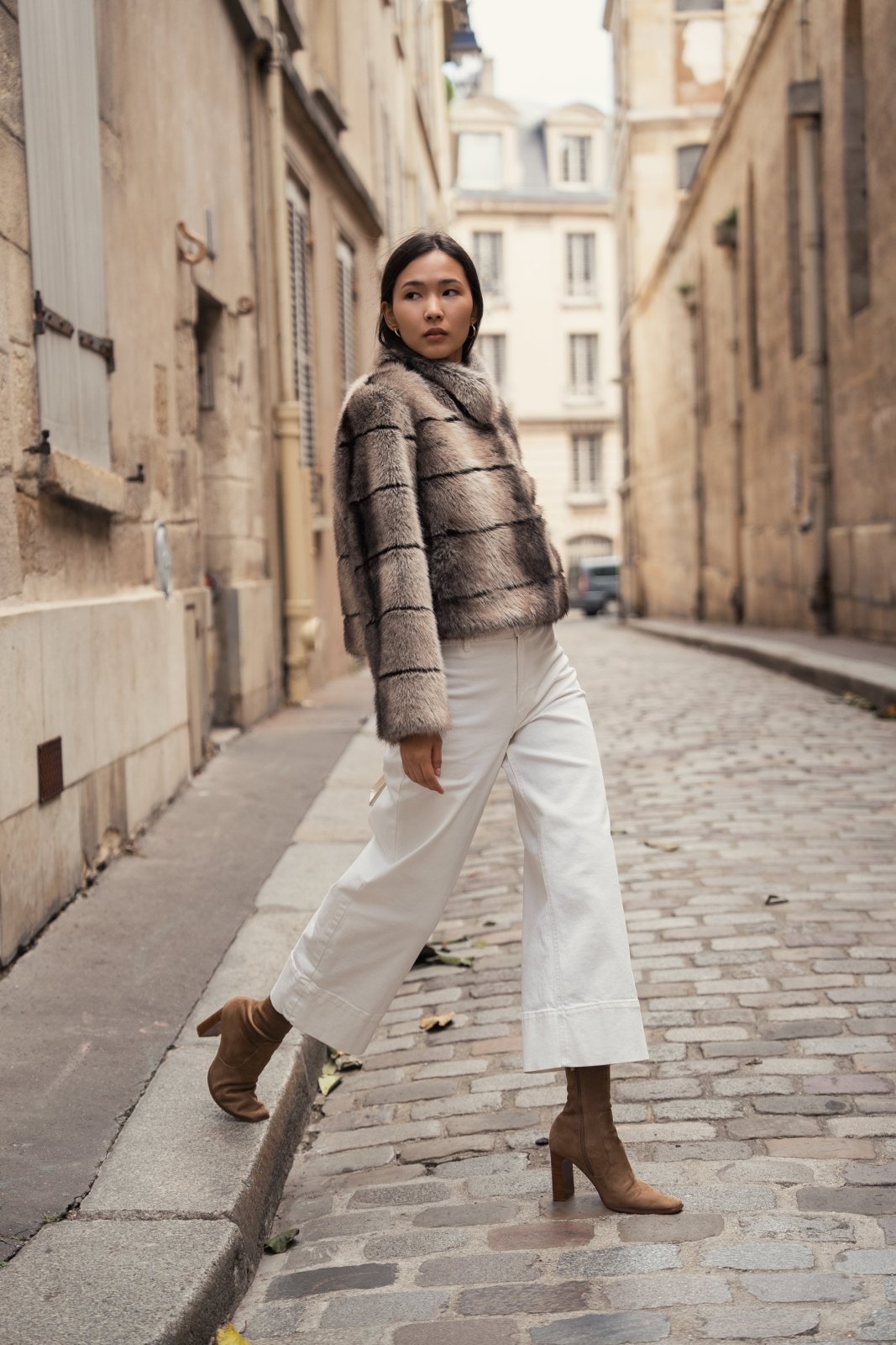VESPER veste courte fausse fourrure structurée taupe femme - Escandelle Paris (profil droit)
#couleur_taupe