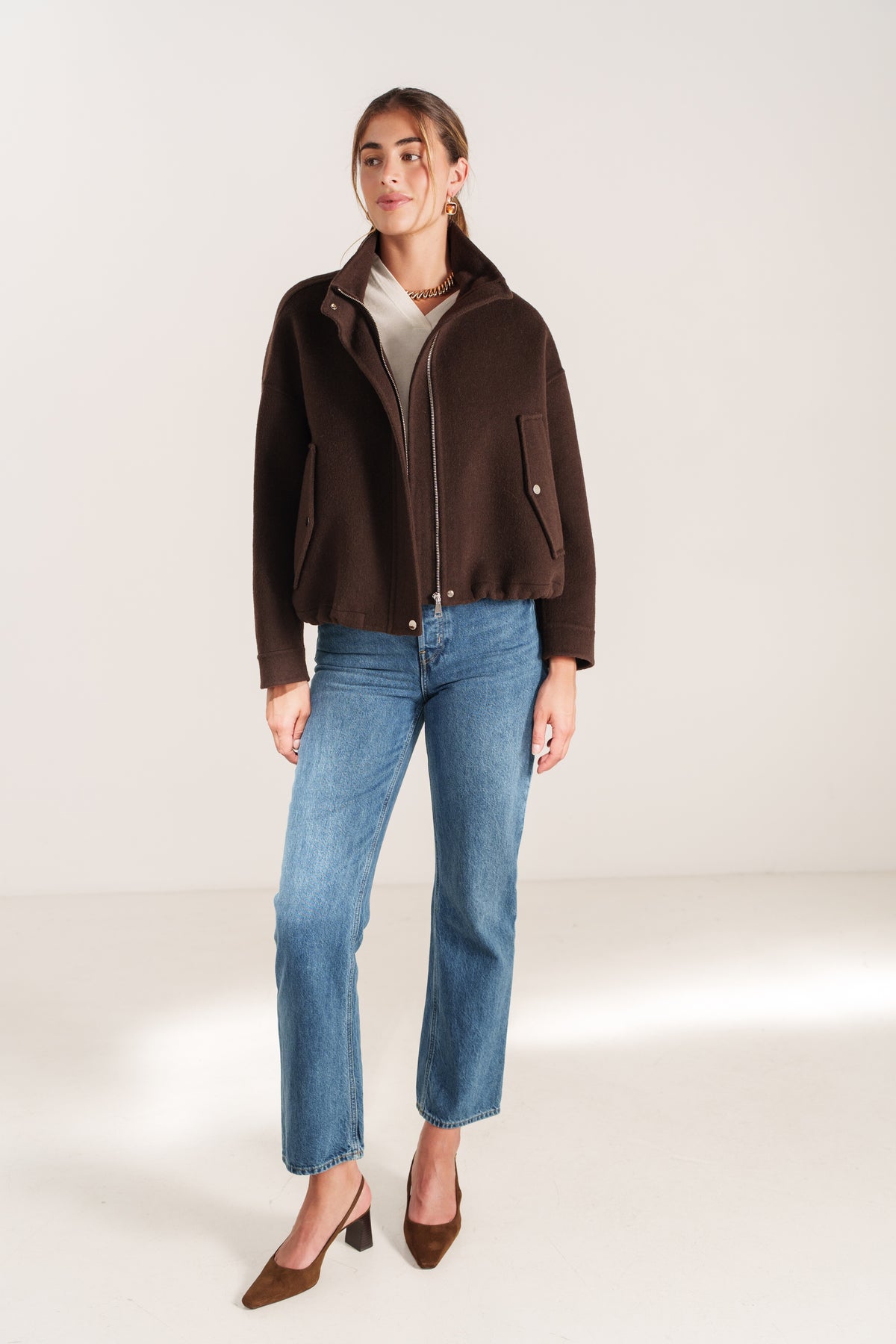 YAMINA blouson court col large zippé poches latérales choco femme - Escandelle Paris (silhouette entière)
#couleur_choco