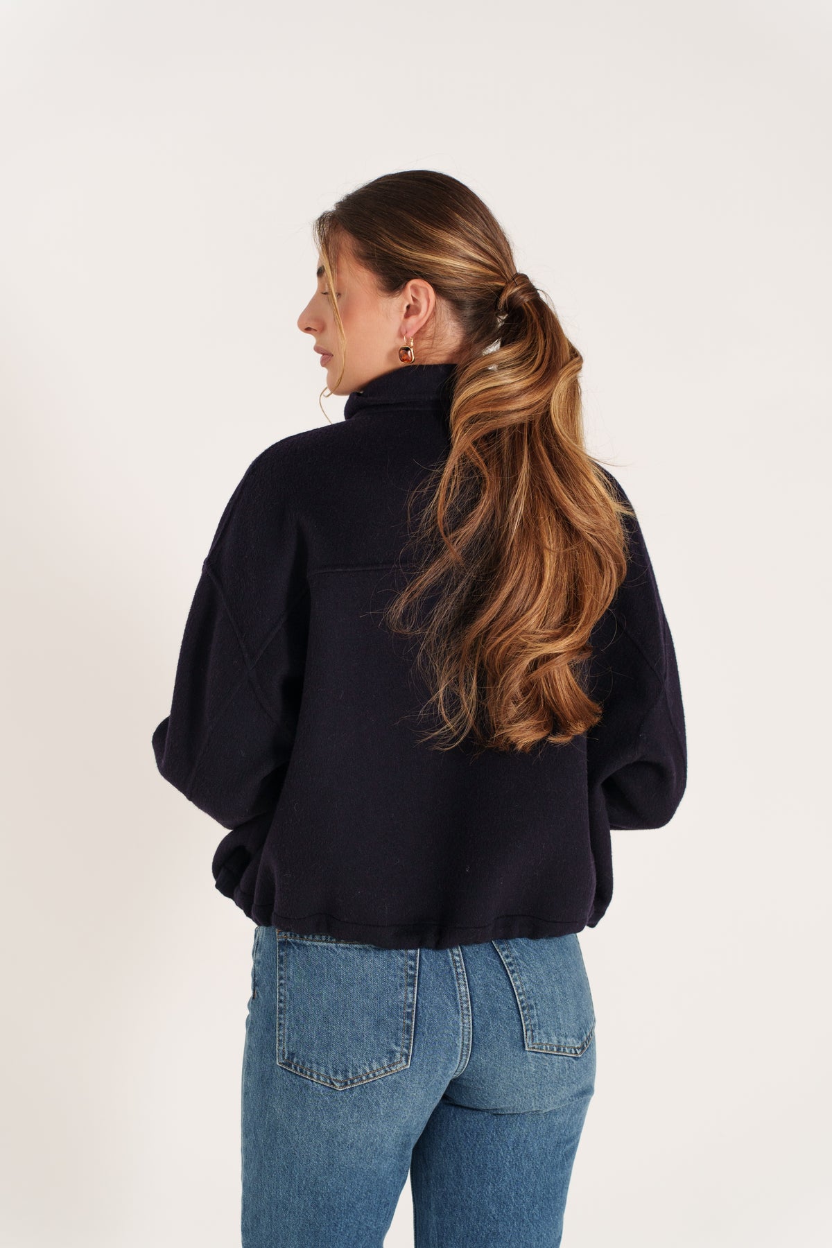 YAMINA blouson court col large zippé poches latérales marine femme - Escandelle Paris (dos)
#couleur_marine