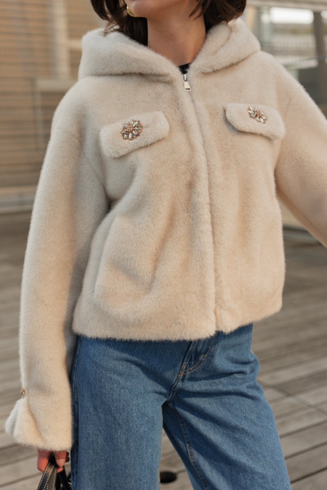 ZARIAH manteau court fausse fourrure habillé ecru femme - Escandelle Paris (gros plan détails matière)
#couleur_ecru
