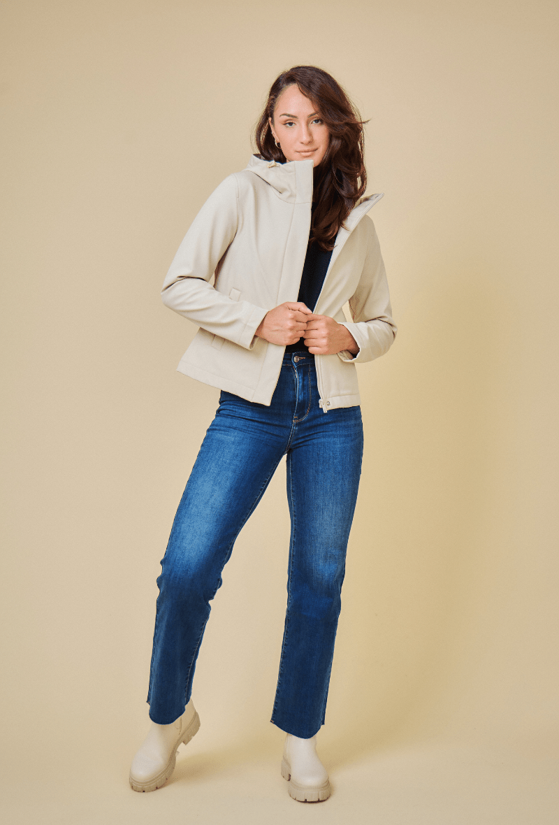 ZOÉ parka courte softshell déperlante imperméable beige femme - Escandelle Paris (silhouette polaire zip ouvert)
#couleur_beige