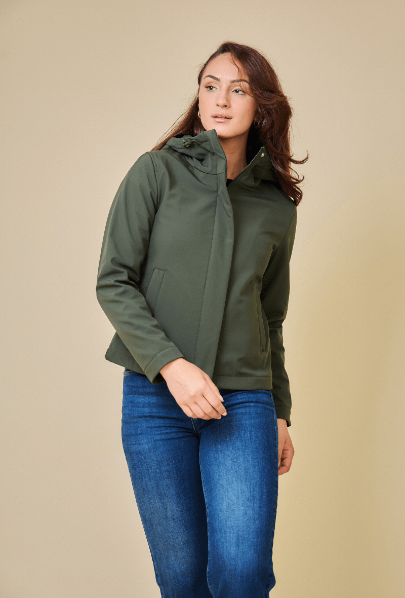 ZOÉ parka courte softshell déperlante imperméable kaki femme - Escandelle Paris (portrait)
#couleur_kaki