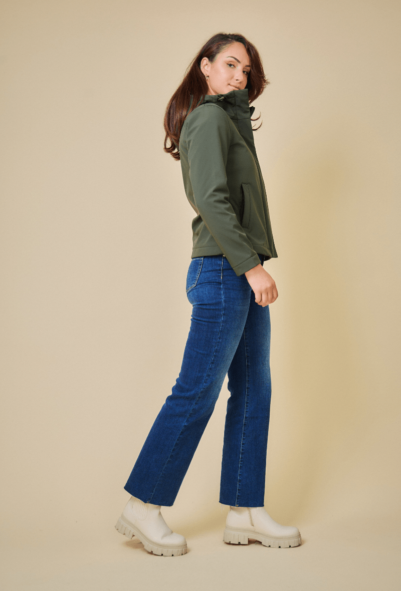 ZOÉ parka courte softshell déperlante imperméable kaki femme - Escandelle Paris (profil droit)
#couleur_kaki