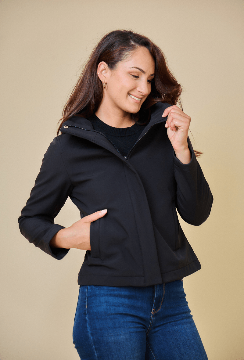 ZOÉ parka courte softshell déperlante imperméable noir femme - Escandelle Paris (profil droit)
#couleur_noir