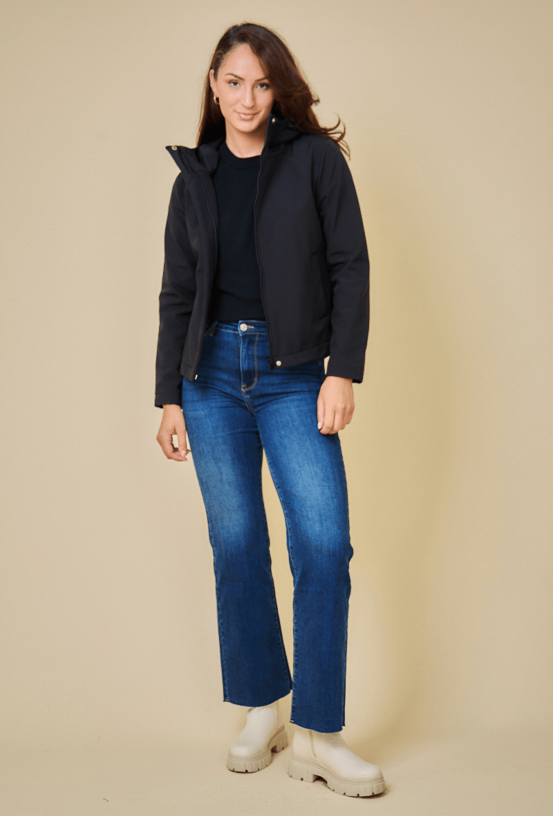 ZOÉ parka courte softshell déperlante imperméable noir femme - Escandelle Paris (silhouette entière)
#couleur_noir