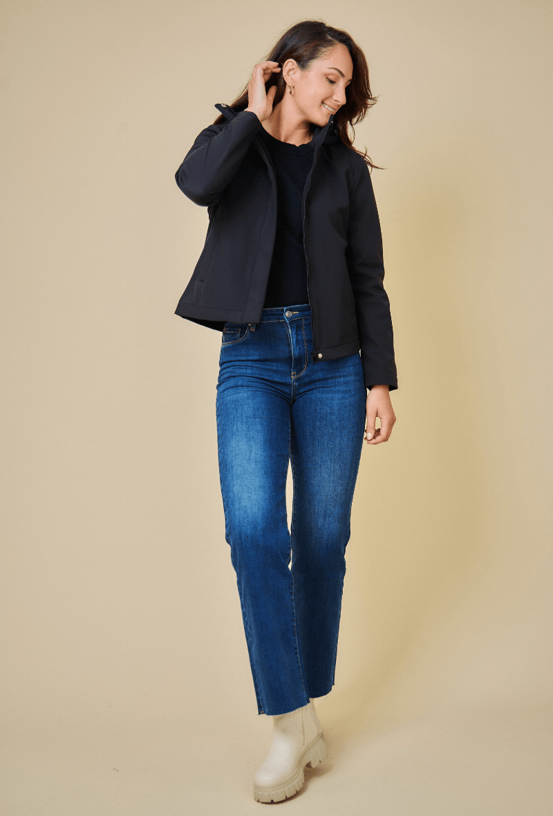 ZOÉ parka courte softshell déperlante imperméable noir femme - Escandelle Paris (silhouette polaire zip ouvert)
#couleur_noir