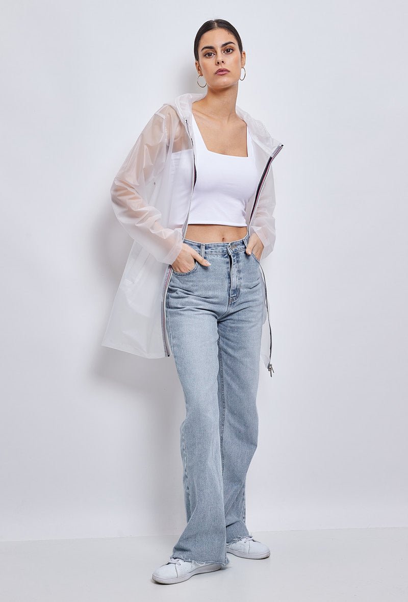 AURA - Imperméable Blanc - Escandelle (Vue de face - silhouette entière - imperméable ouvert)