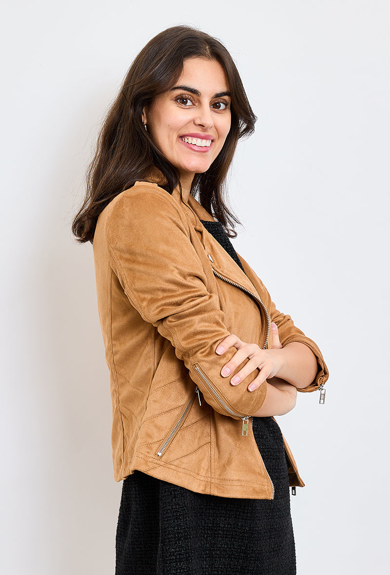 Perfecto suédine NOÉ Escandelle Paris - vue de profil - col à revers, fermeture zip, boutons, poches et coupe droite
#couleur_camel