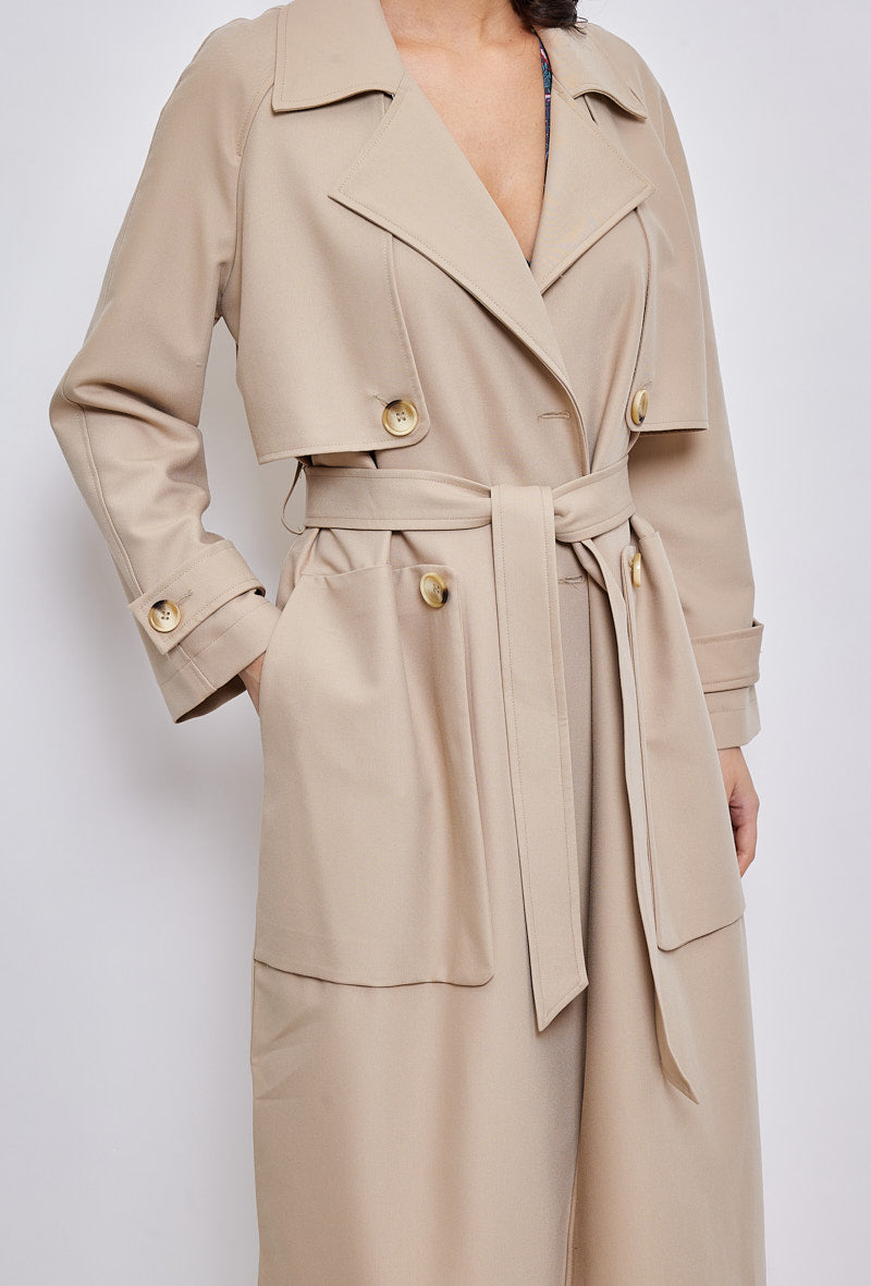 Trench long EMMA Escandelle Paris - zoom vue de face - col à revers, découpes, boutons, poches et coupe droite
#couleur_beige