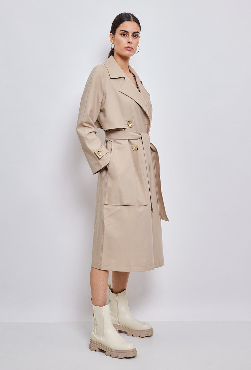 Trench long EMMA Escandelle Paris - vue de profil - col à revers, découpes, boutons, poches et coupe droite
#couleur_beige