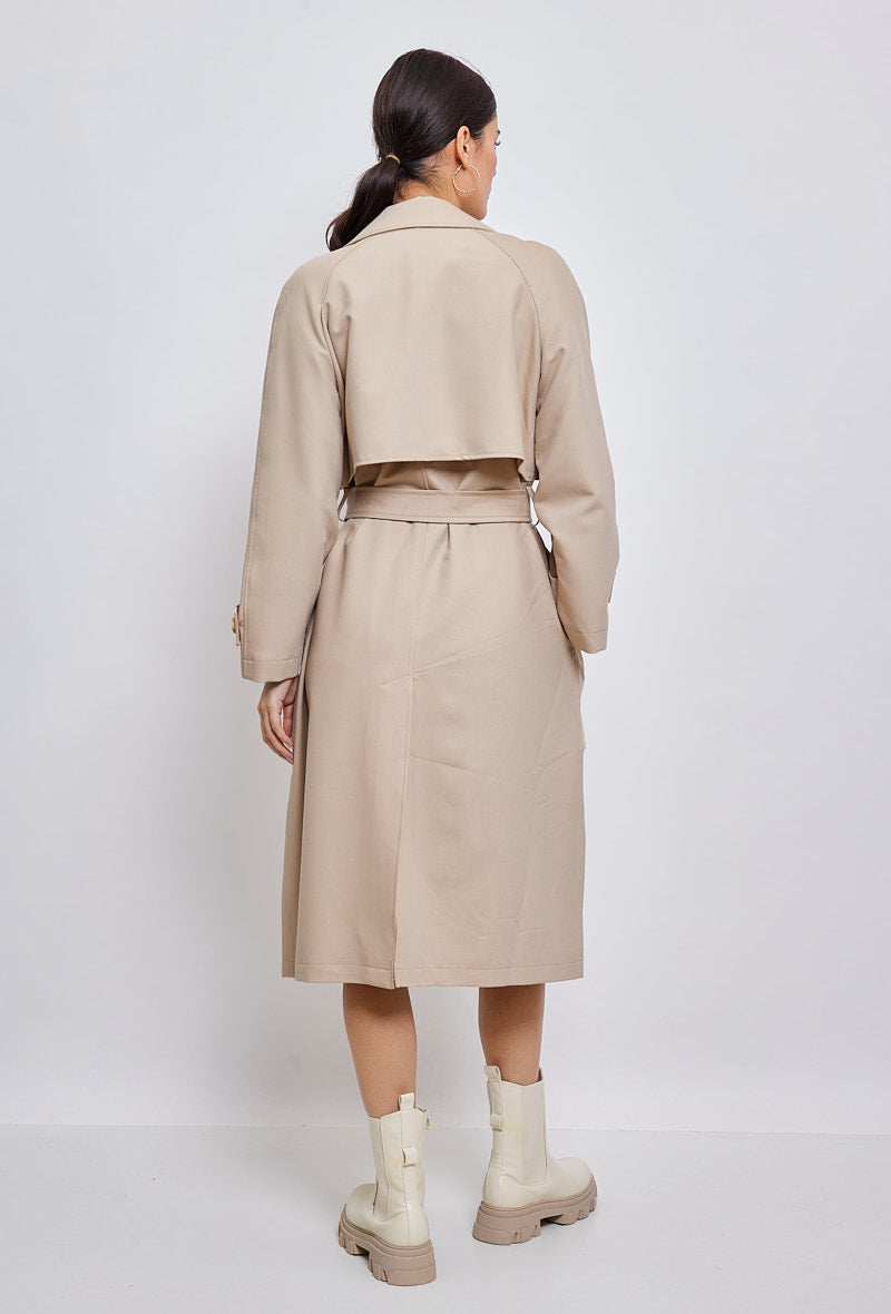 Trench long EMMA Escandelle Paris - vue de dos - col à revers, découpes, boutons, poches et coupe droite
#couleur_beige