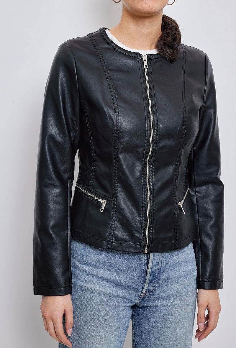 ANNIE veste courte similicuir col rond noir femme - Escandelle Paris (gros plan détails matière)
#couleur_noir