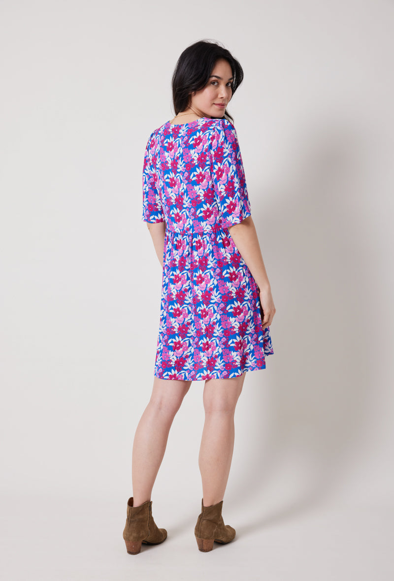 Vestido corto fluido con estampados florales