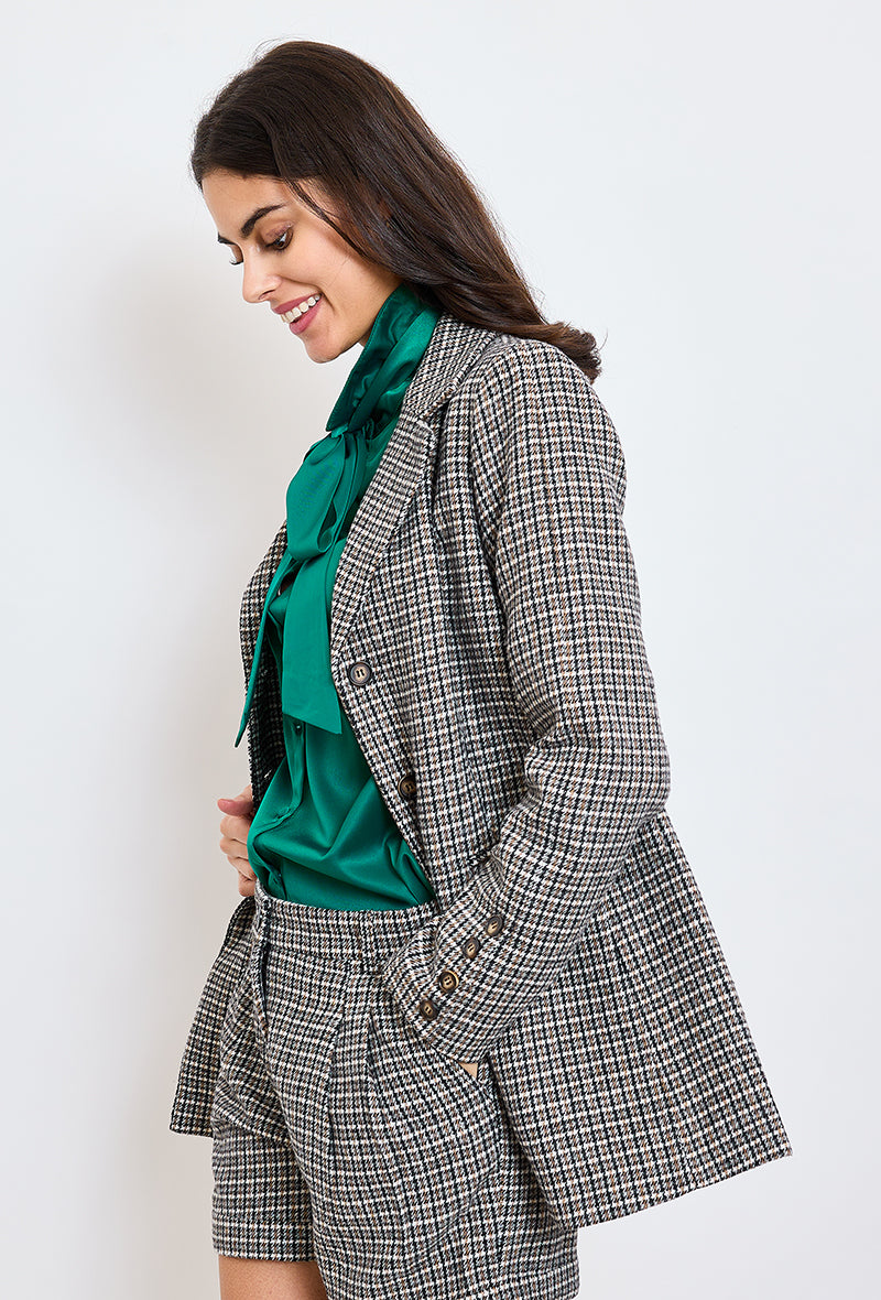 blazer à carreaux, fermeture à 2 boutons, poignets à boutons, col à revers, ensemble veste short