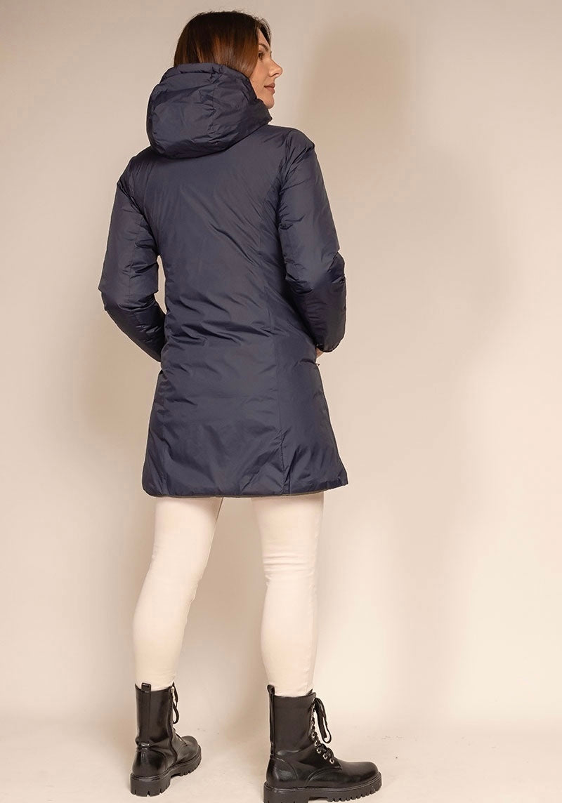 Doudoune SIXTINE Escandelle – vue de dos – manteau femme réversible marine, silhouette moderne et citadine.
#couleur_marine