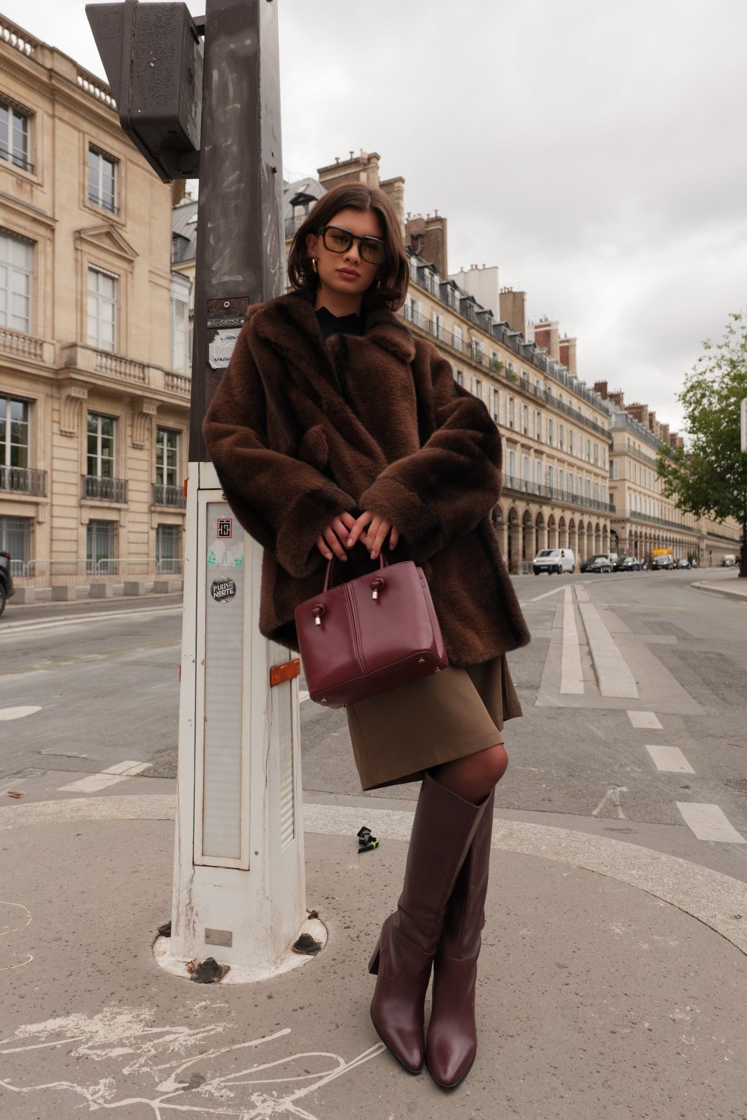 AMANDINE manteau mi-long fausse fourrure oversize choco femme - Escandelle Paris (portrait)
#couleur_choco
