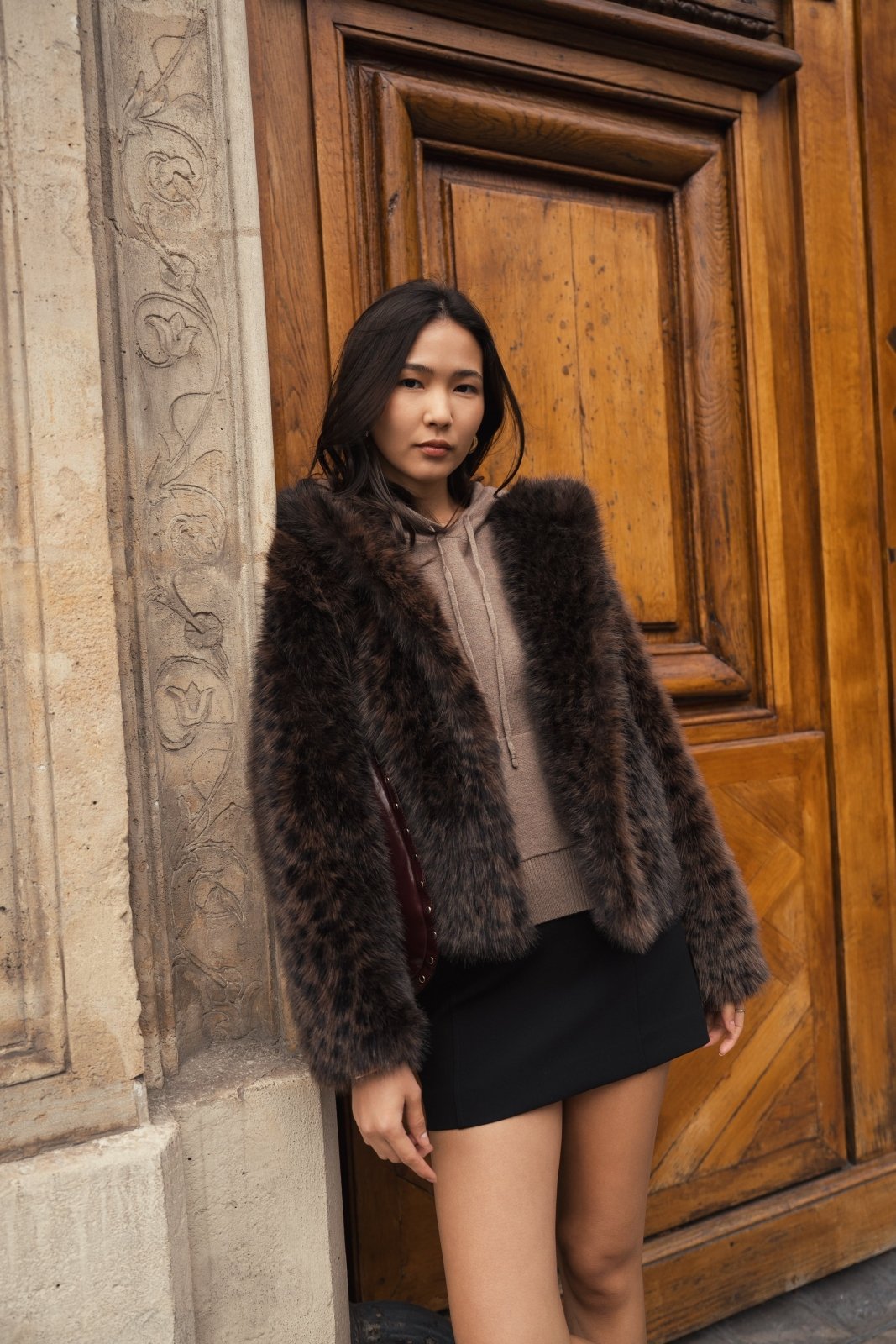 BRIELLE - Manteau Taupe - Escandelle (Vue de face - portrait - profil droit)