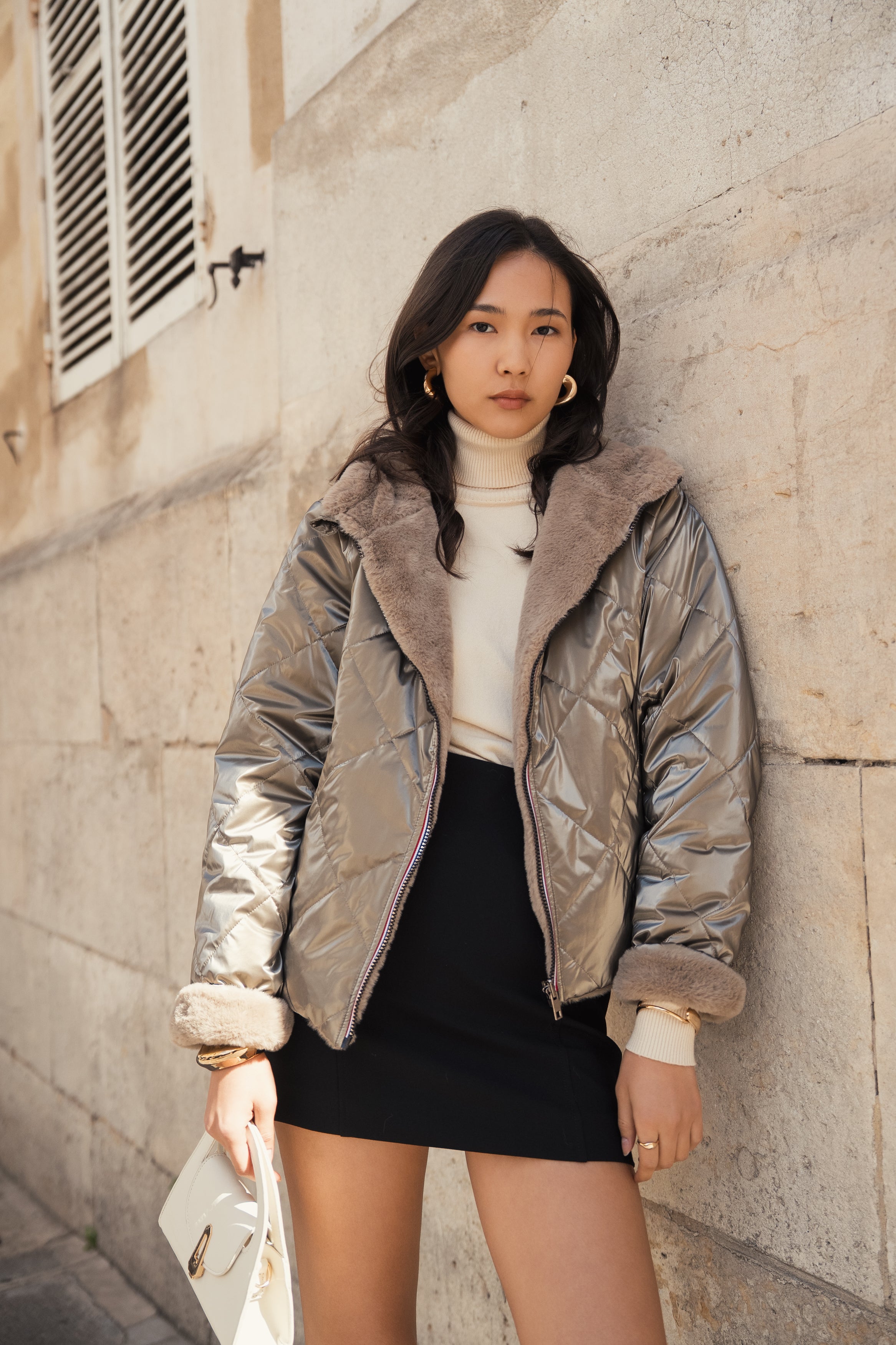 Parka JUDY Escandelle – veste réversible chic, effet métallisé doré et intérieur beige doux, look parisien féminin.
#couleur_bronze