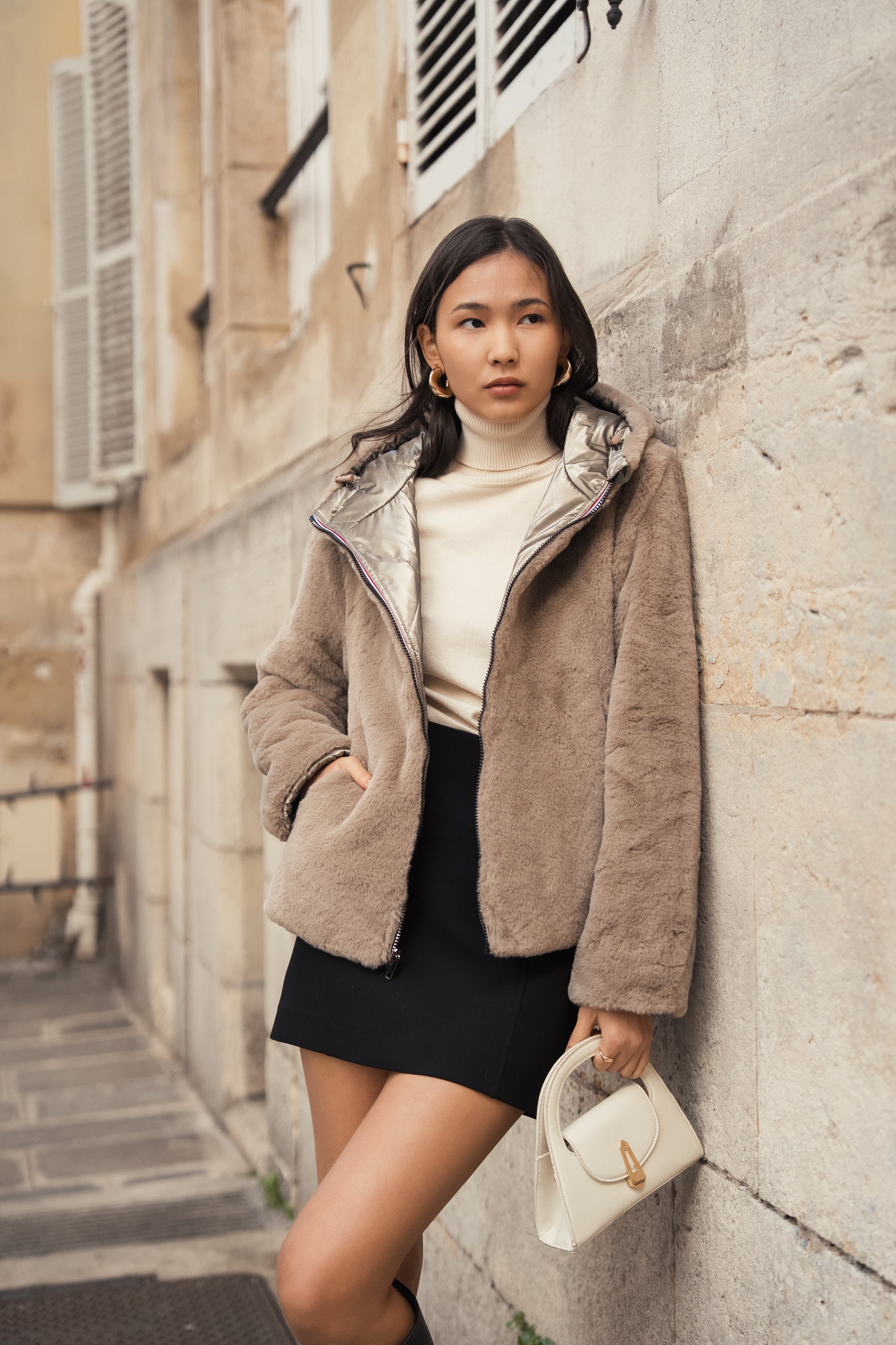 Parka JUDY Escandelle – veste réversible chic, effet métallisé doré et intérieur beige doux, look parisien féminin.
#couleur_bronze