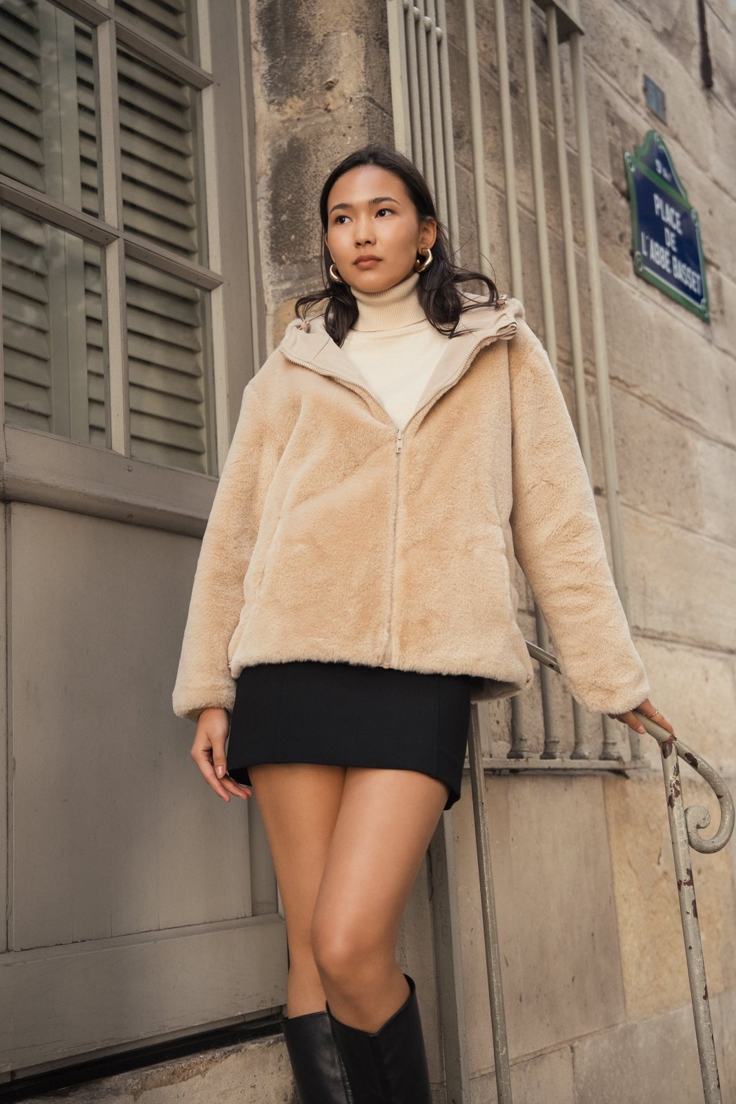 AELIS - Parka Beige - Escandelle (Vue de face - portrait - côté réversible fourrée)
#couleur_beige