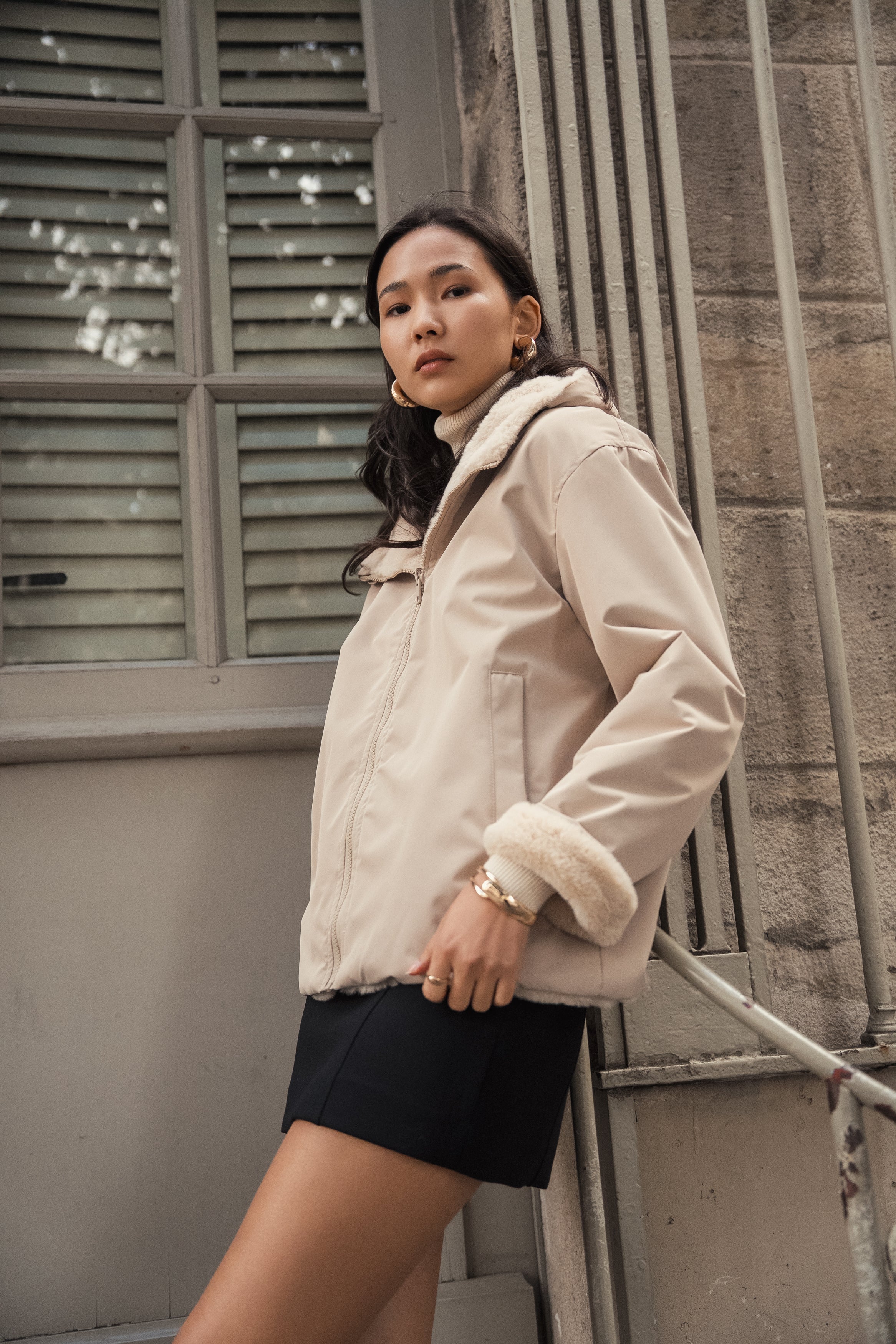 Femme portant une parka beige réversible déperlante à capuche fausse fourrure Escandelle Paris
#couleur_beige