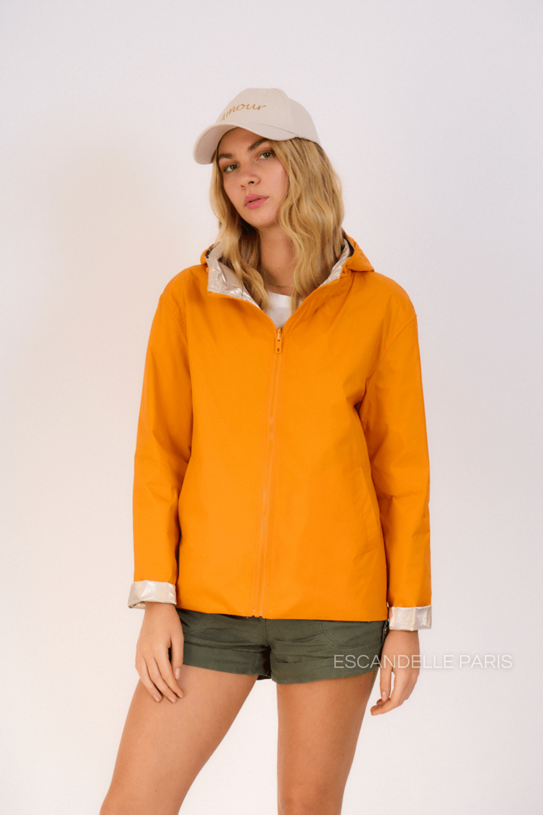 APRIL - Parka Courte Réversible Orange - Escandelle (Vue de face - portrait - parka imperméable réversible côté orange)
#couleur_orange