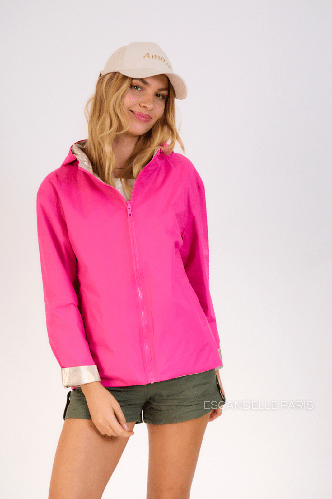 APRIL - Parka Courte Réversible Rose - Escandelle (Vue de face - portrait - parka imperméable réversible côté rose)
#couleur_rose