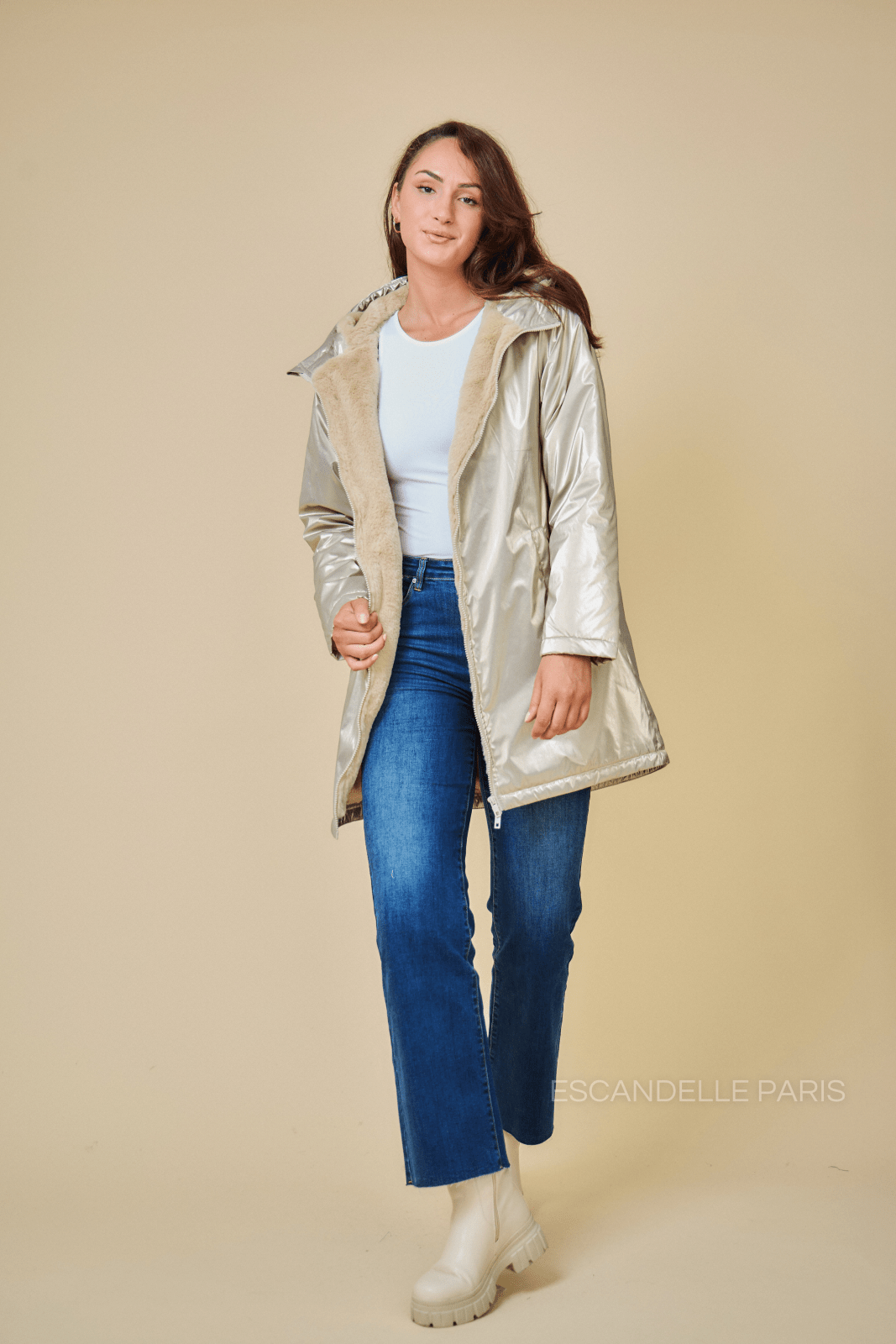 SOL - Parka Or - Escandelle (Vue de face - silhouette entière - parka fourrée zip fermé) 
#couleur_or