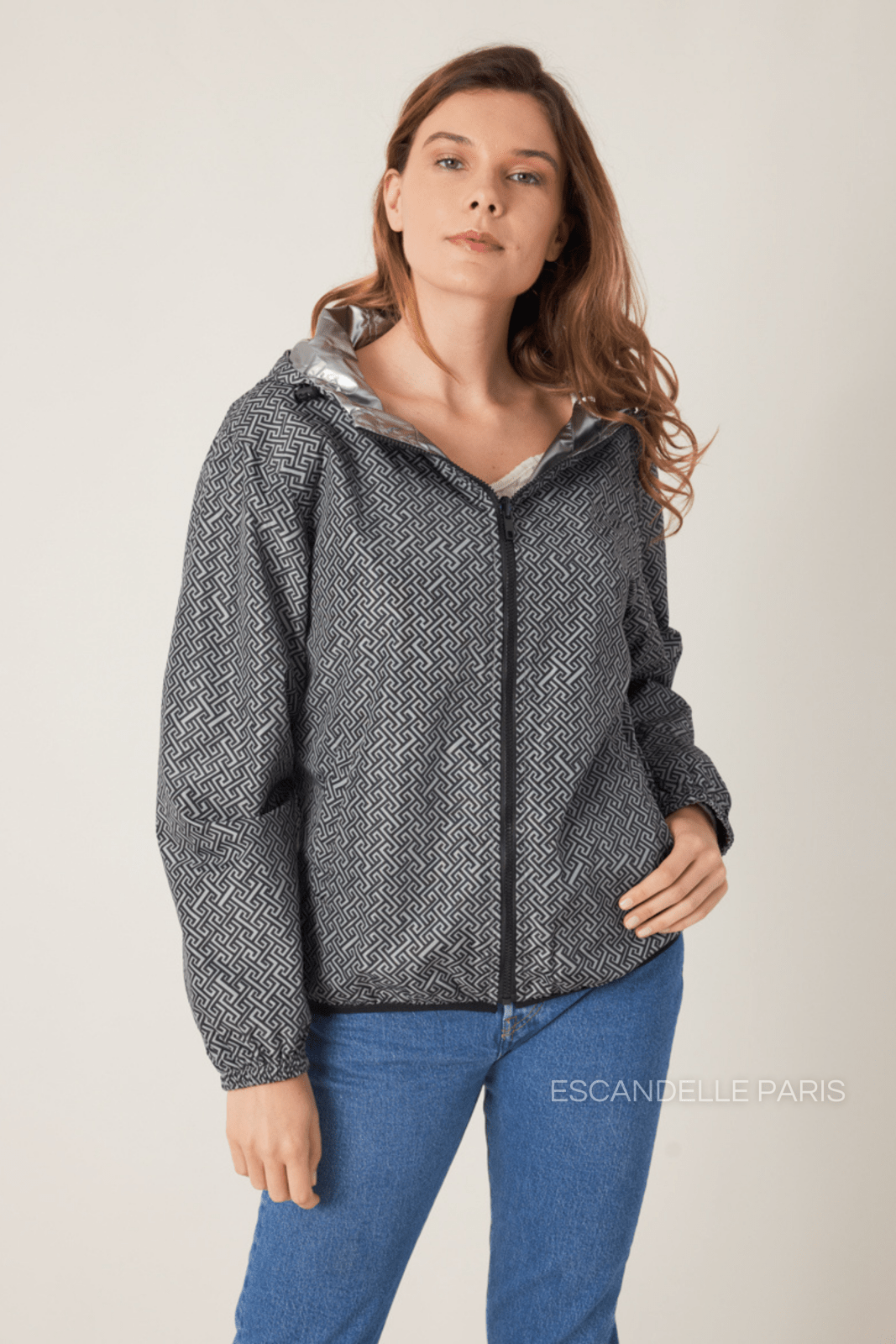 LILOU - Parka Gris - Escandelle (Vue de face - portrait - parka imperméable réversible à motif - zip fermé) 
#couleur_gris