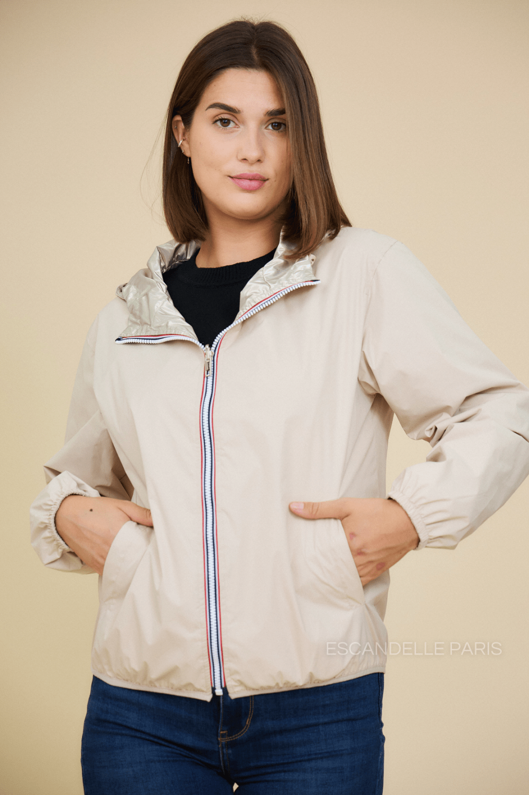 NAÉ - Parka Beige - Escandelle (Vue de face - portrait - parka imperméable réversible côté beige) 
#couleur_beige