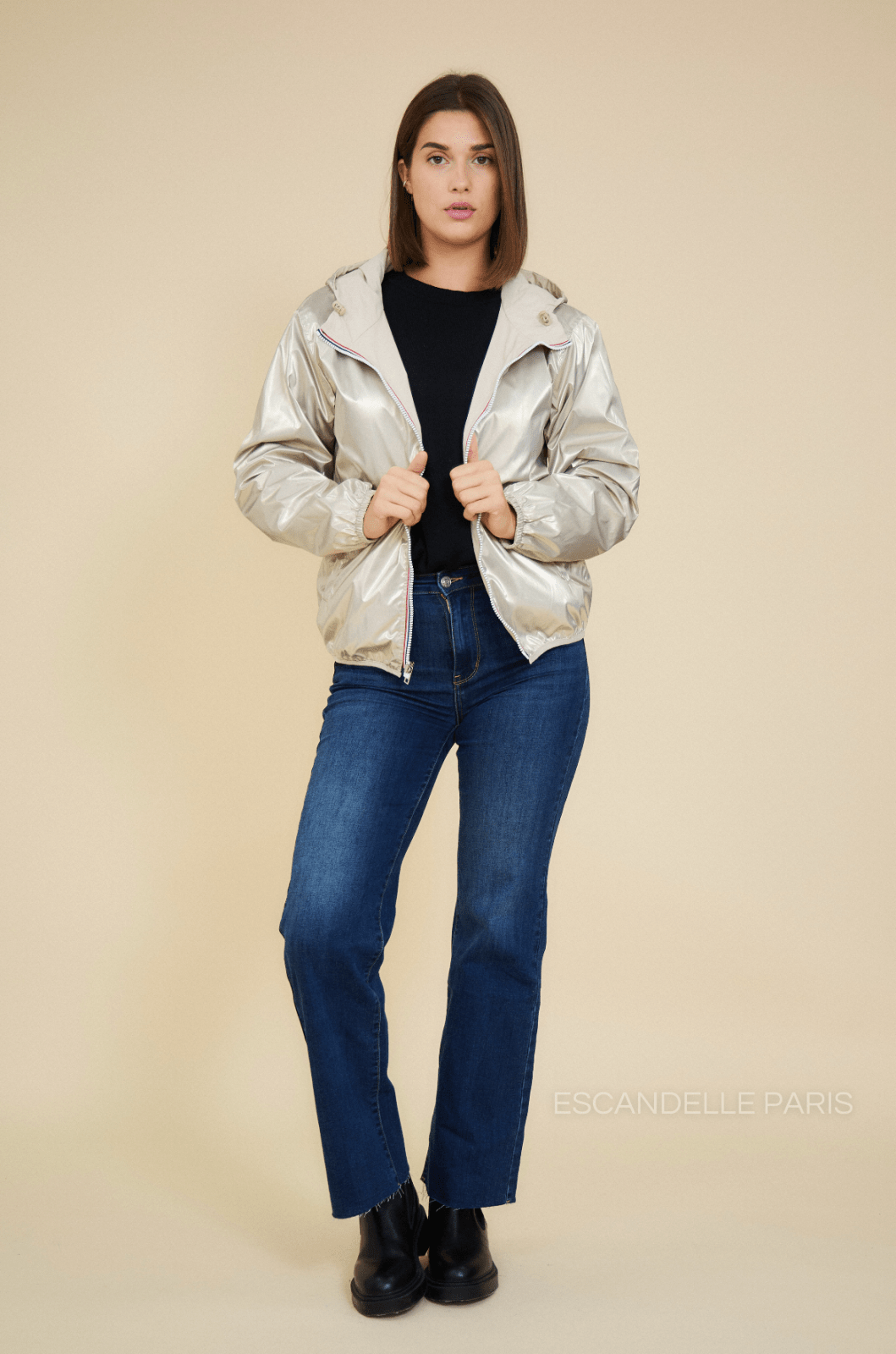 NAÉ - Parka Beige - Escandelle (Vue de face - silhouette entière - parka imperméable réversible côté dorée) 
#couleur_beige