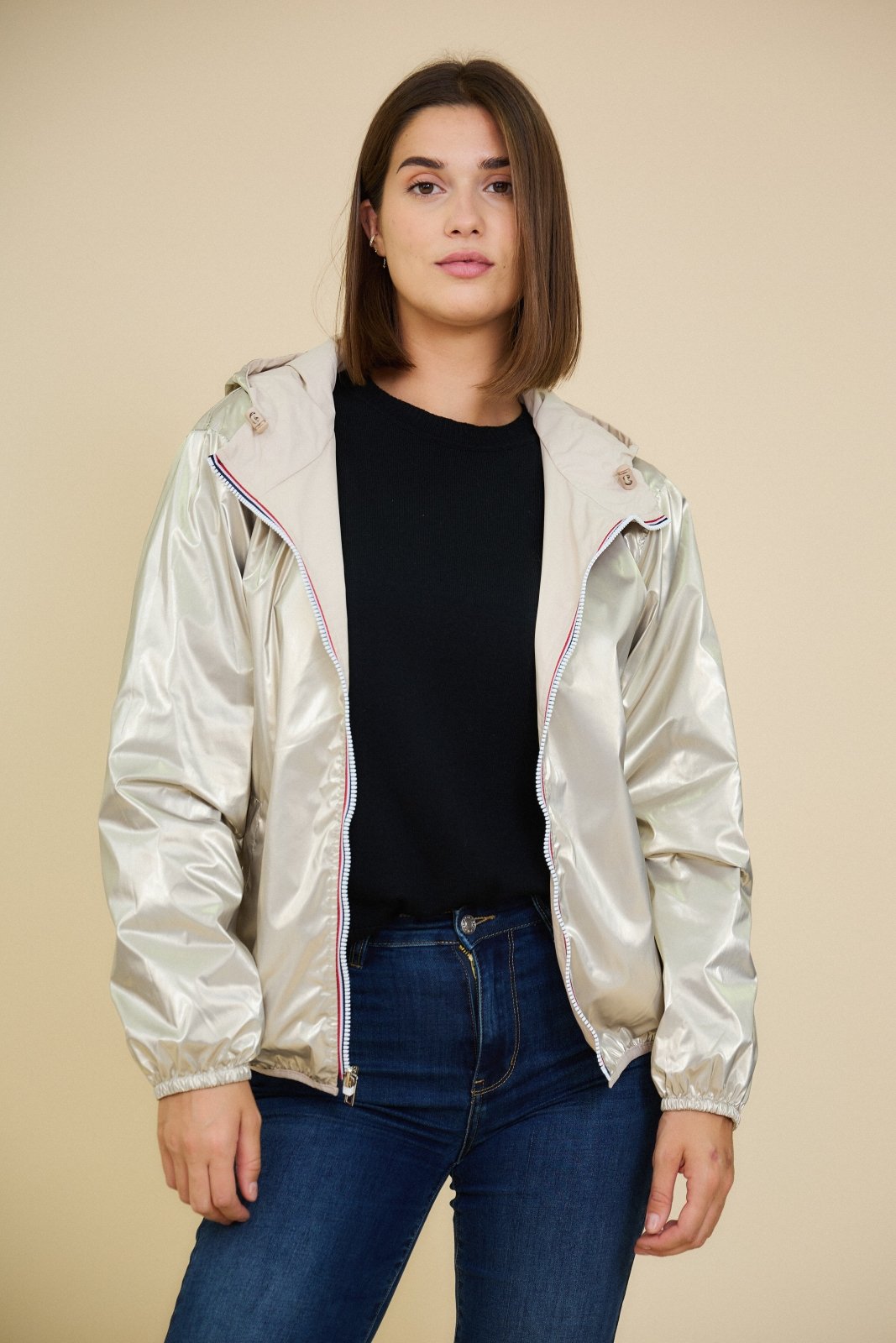 NAÉ - Parka Beige - Escandelle (Vue de face - portrait - parka imperméable réversible côté dorée) 
#couleur_beige