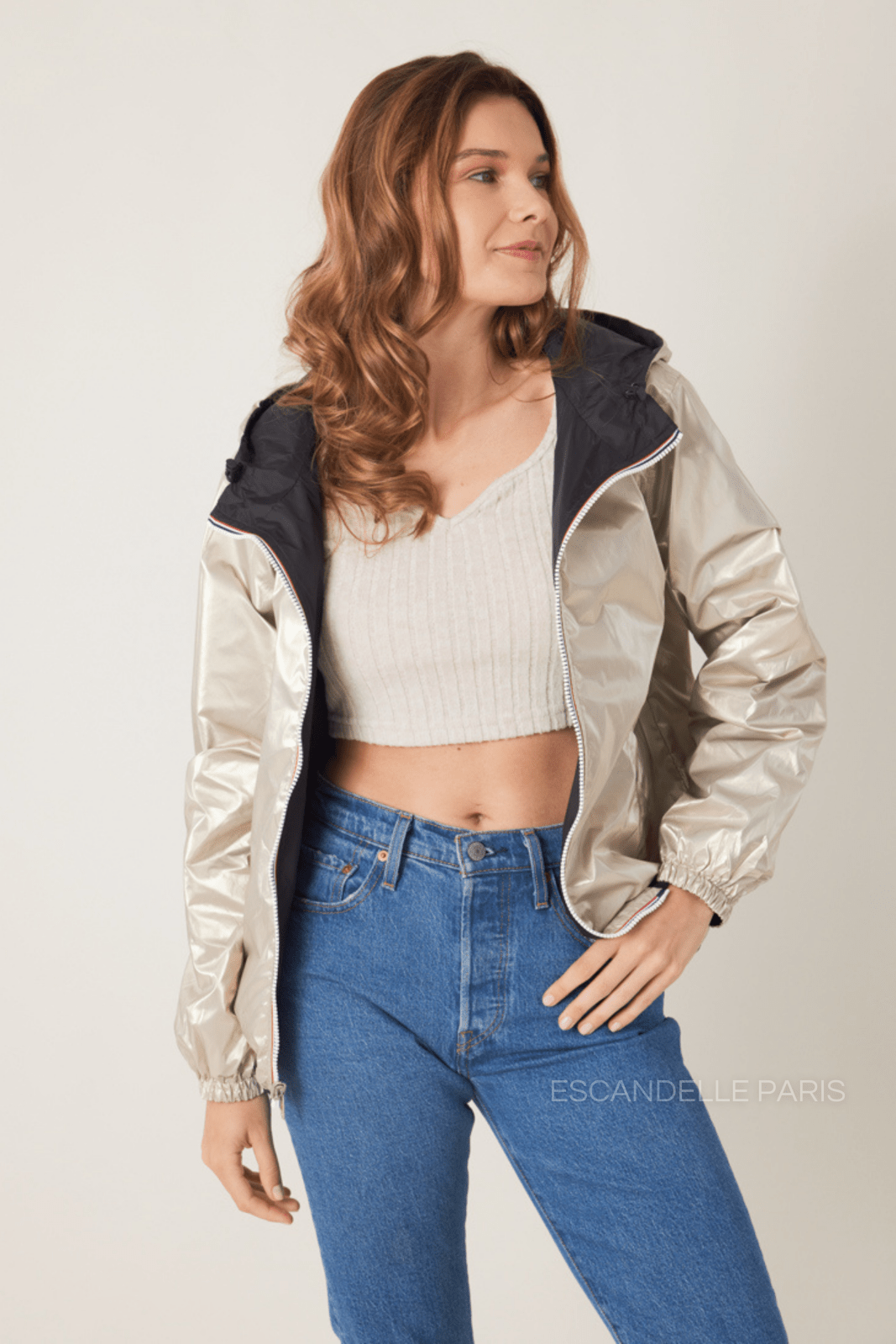 NAÉ - Parka Noir - Escandelle (Vue de face - portrait - parka imperméable réversible côté dorée) 
#couleur_noir