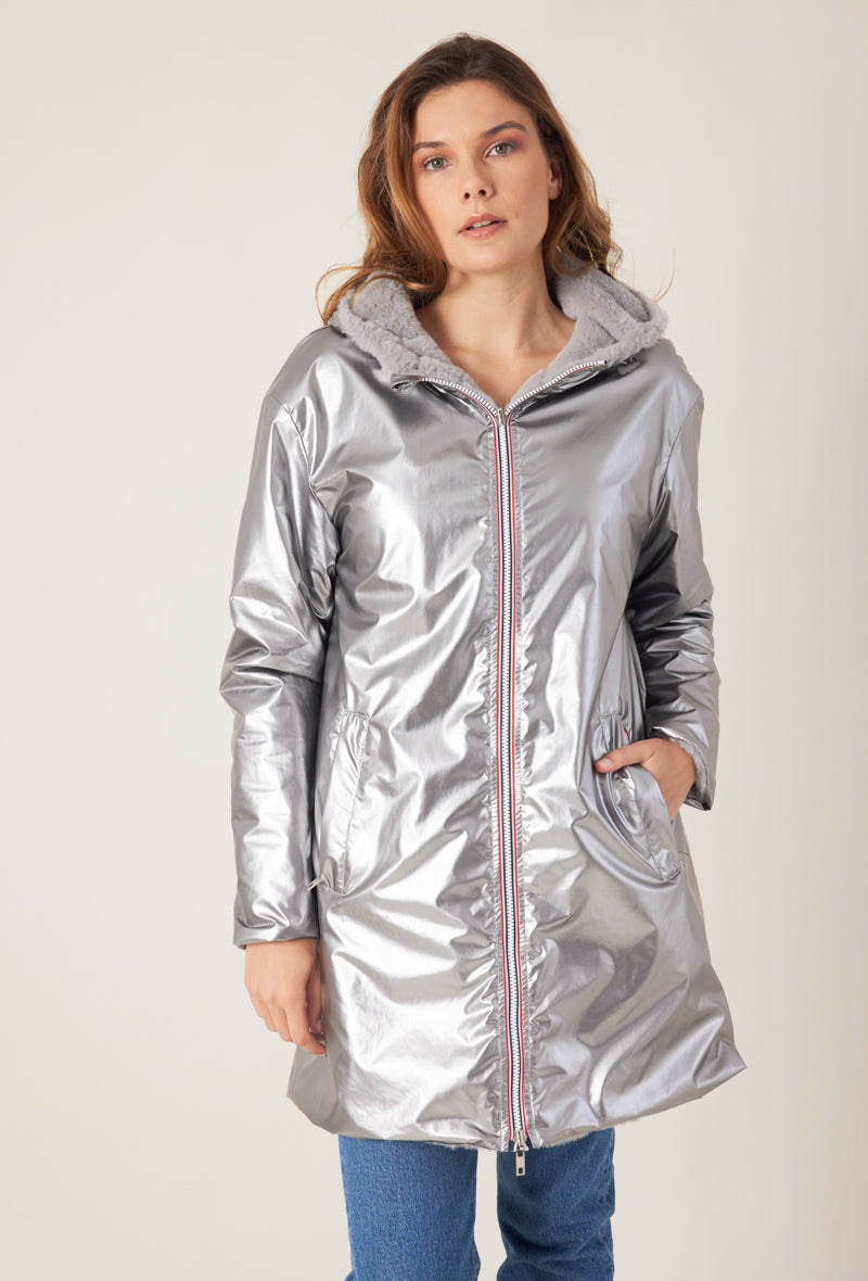 Femme portant la parka fourrée réversible argent MELROSE Escandelle Paris à capuche – look chic et confortable d’hiver
 #couleur_argent