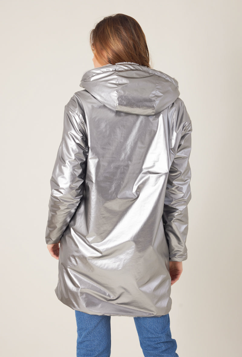 Femme portant la parka fourrée réversible argent MELROSE Escandelle Paris à capuche – look chic et confortable d’hiver
#couleur_argent