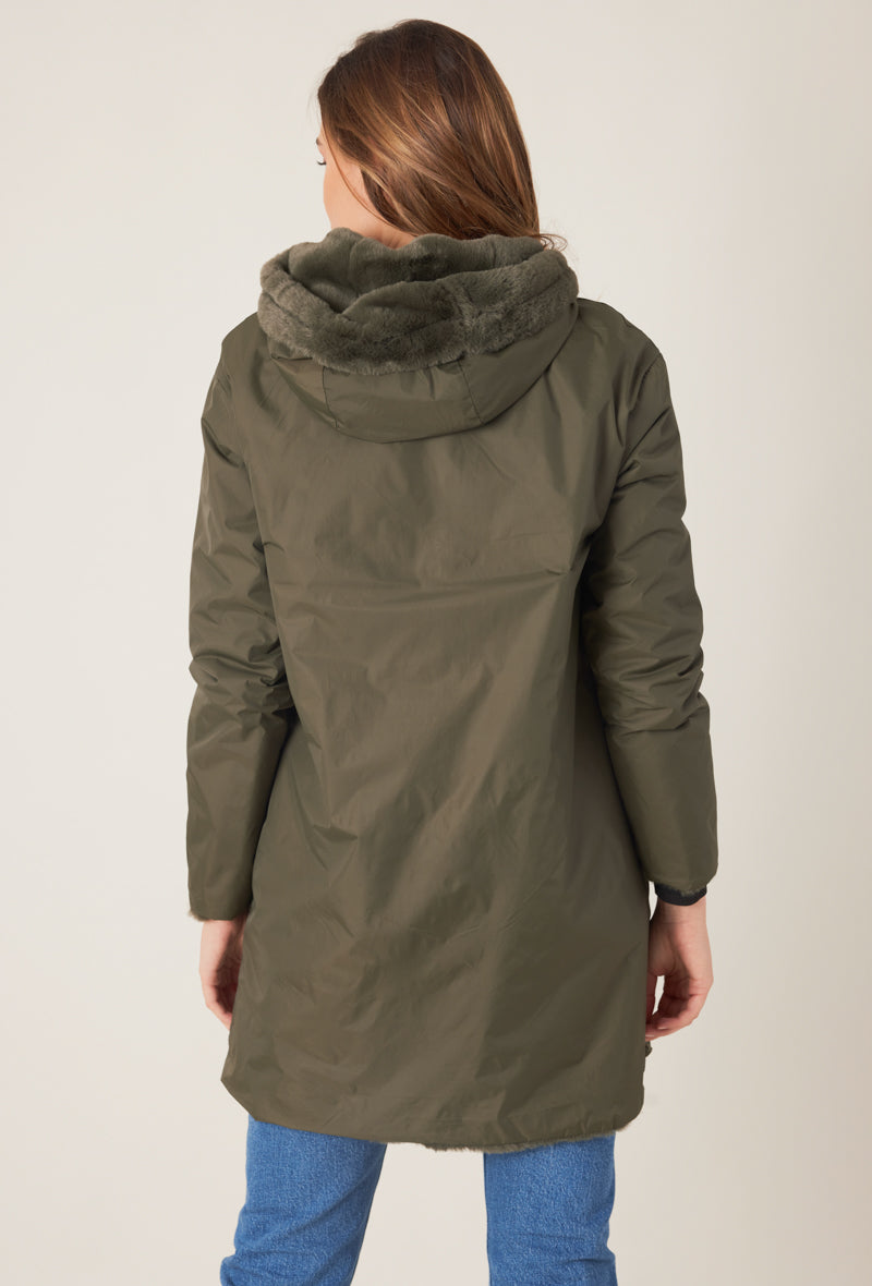 Femme portant la parka fourrée réversible kaki MELROSE Escandelle Paris à capuche – look chic et confortable d’hiver
#couleur_kaki