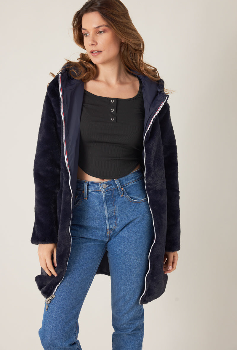 Femme portant la parka fourrée réversible bleu marine MELROSE Escandelle Paris à capuche – look chic et confortable d’hiver
#couleur_marine