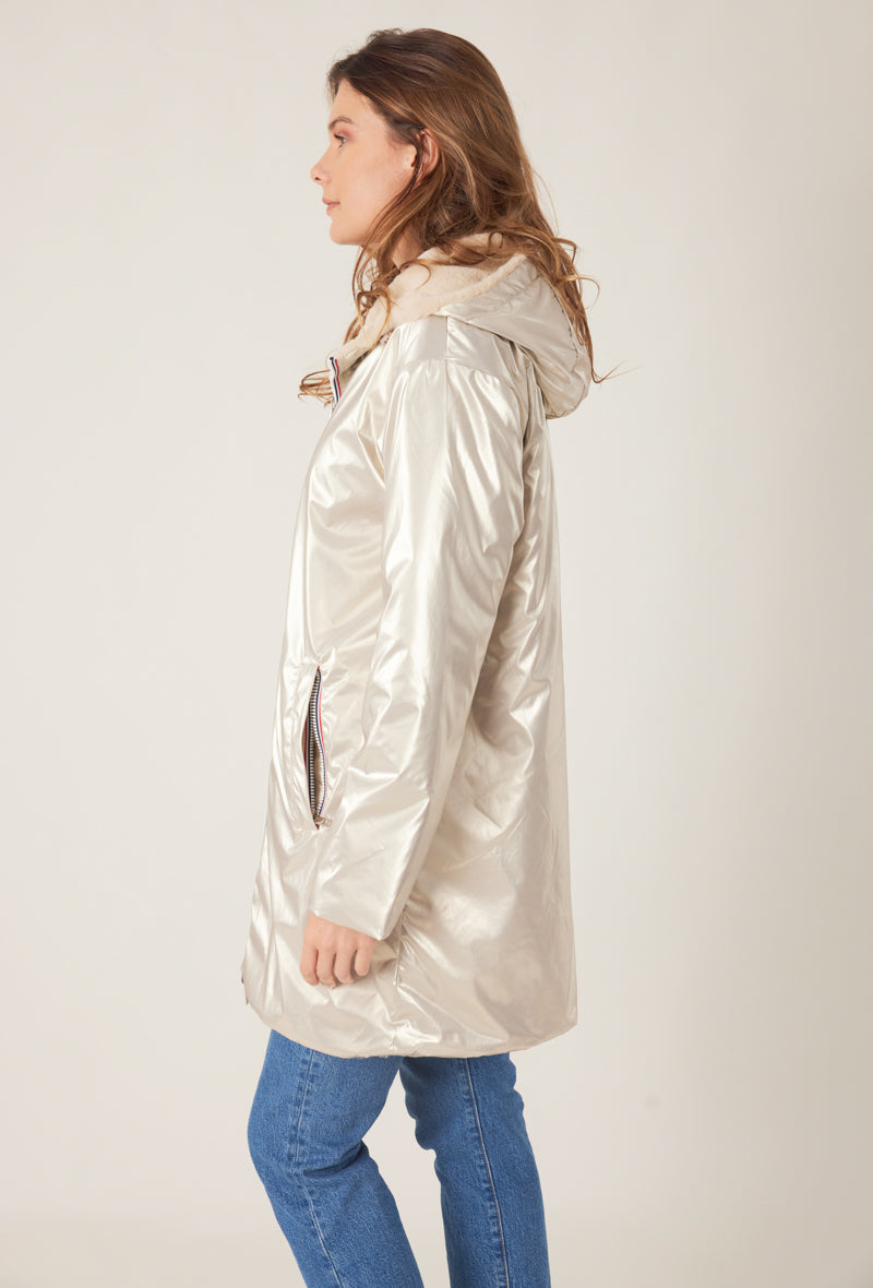 Femme portant la parka fourrée réversible or MELROSE Escandelle Paris à capuche – look chic et confortable d’hiver
#couleur_or