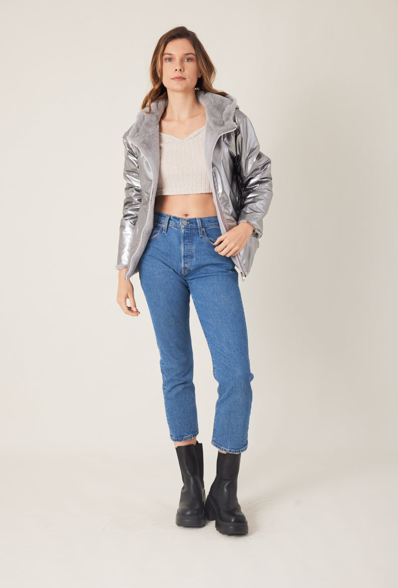 Parka courte réversible ANGELE Escandelle – veste femme argent fourrée, coupe droite chic et moderne.
#couleur_argent