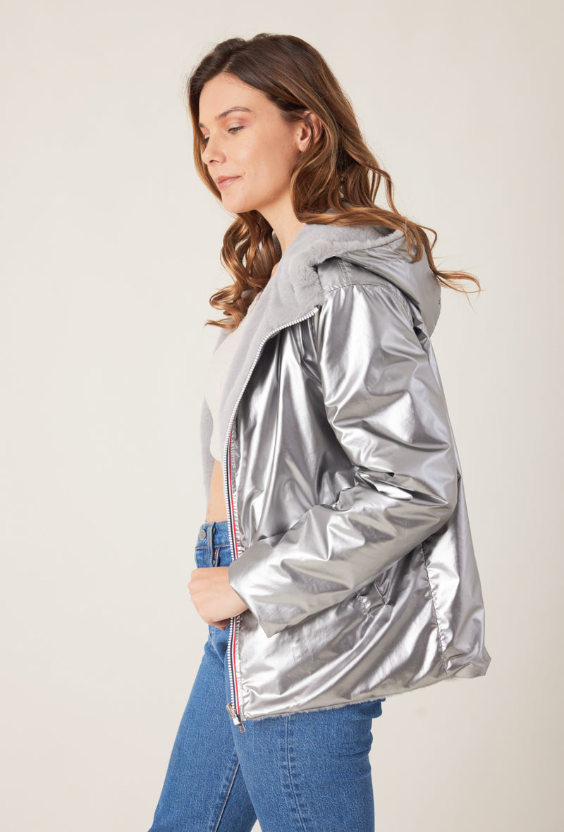 Parka ANGELE Escandelle – profil droit – manteau court réversible femme avec doublure chaude et capuche élégante.
#couleur_argent