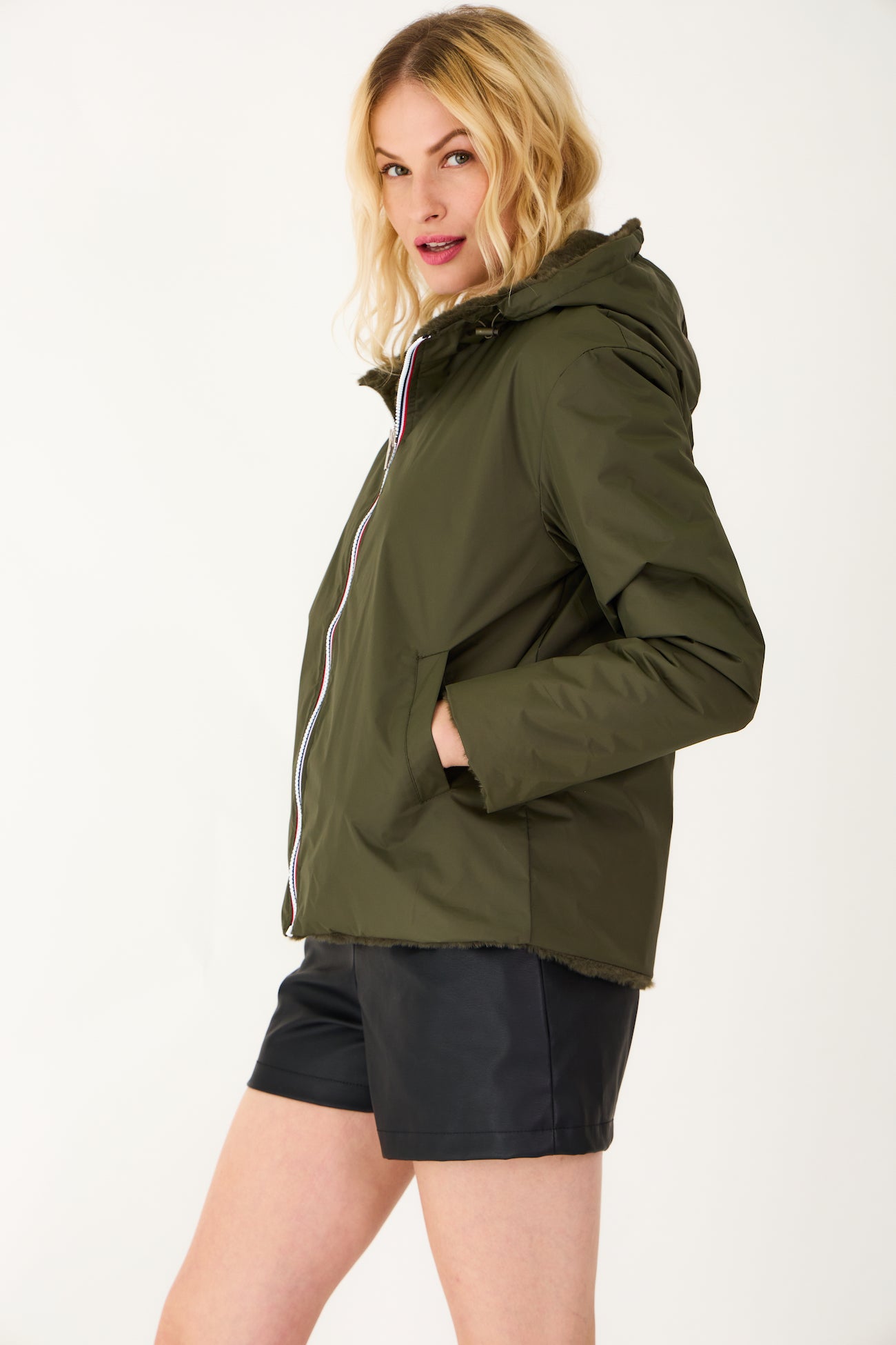 Parka ANGELE Escandelle – profil droit – manteau court réversible femme avec doublure chaude et capuche élégante.
#couleur_kaki