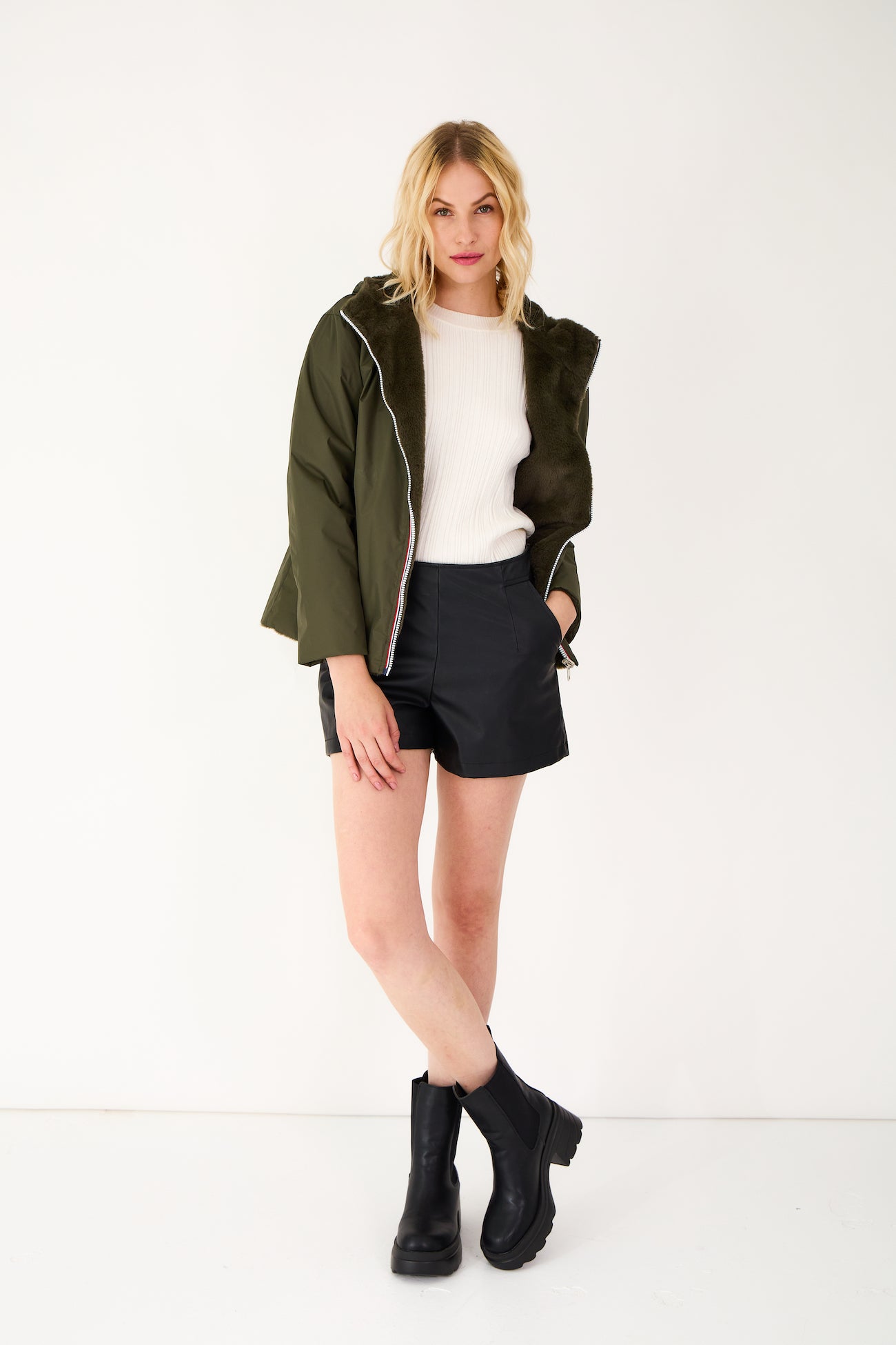 Parka courte réversible ANGELE Escandelle – veste femme kaki fourrée, coupe droite chic et moderne.
#couleur_kaki