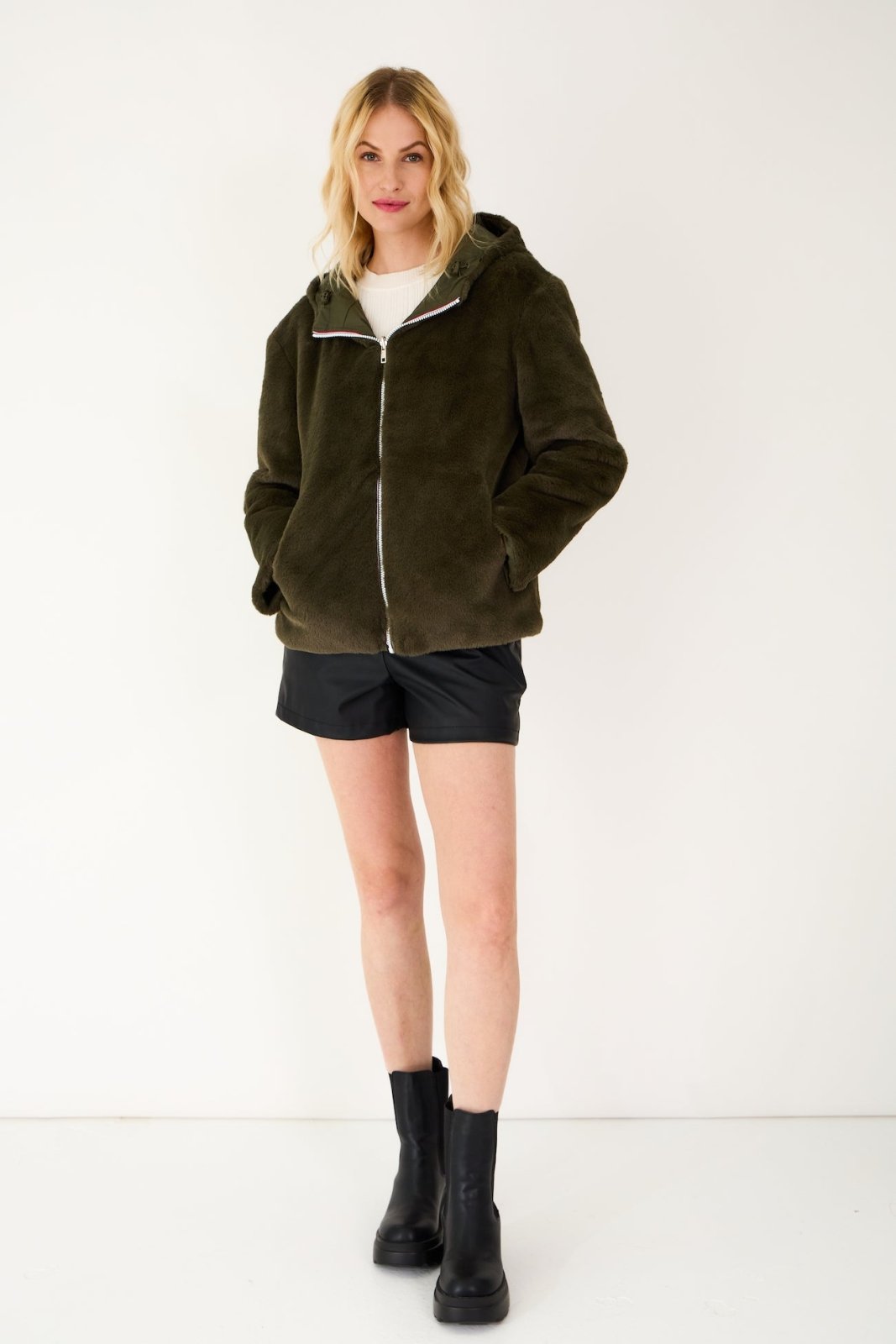 ANGÈLE - Parka Kaki - Escandelle (Vue de face - silhouette entière - parka réversible côté fourrée) 
#couleur_kaki