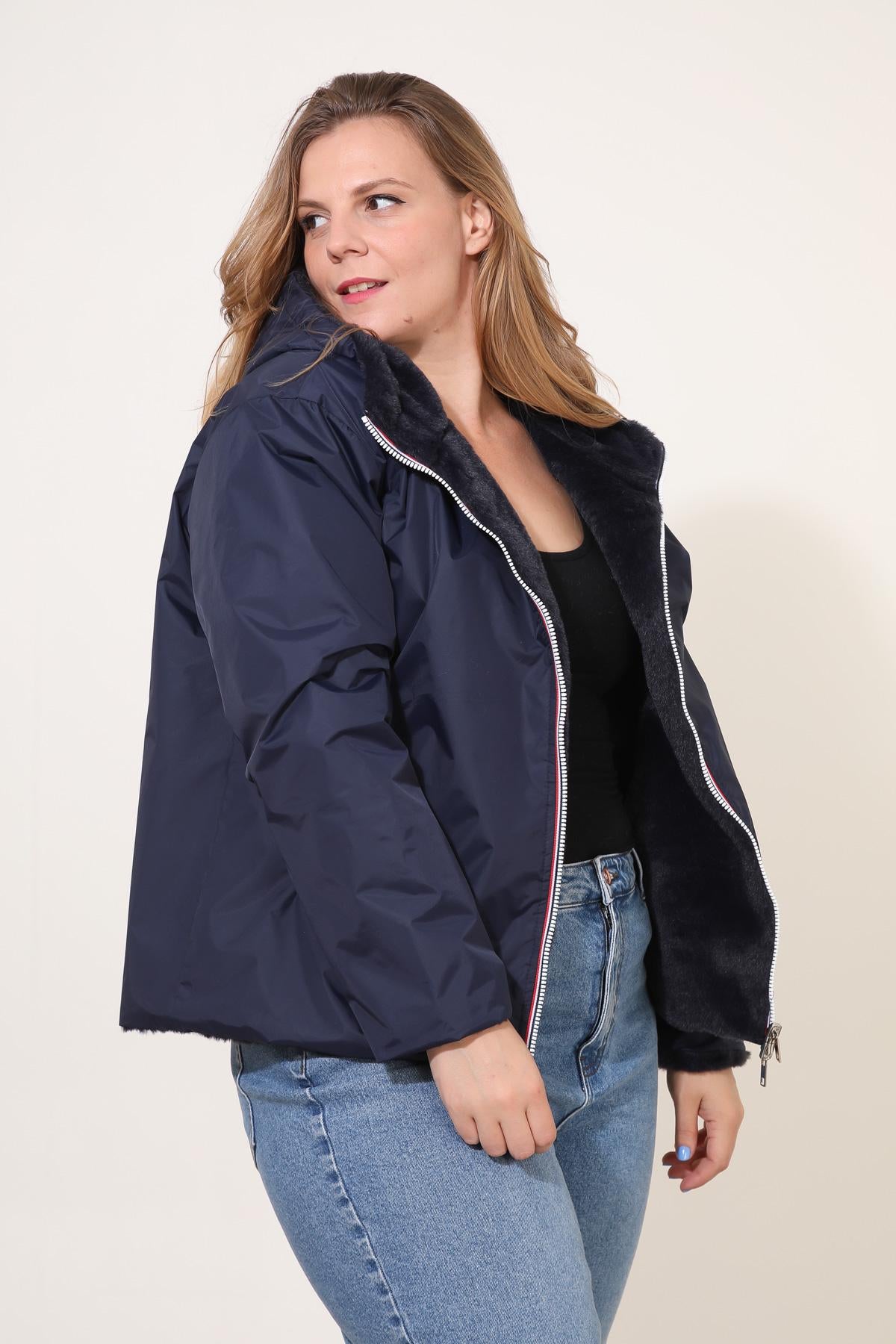 Parka ANGELE Escandelle – profil gauche – parka courte imperméable réversible, intérieur fausse fourrure marine douce.
#couleur_marine