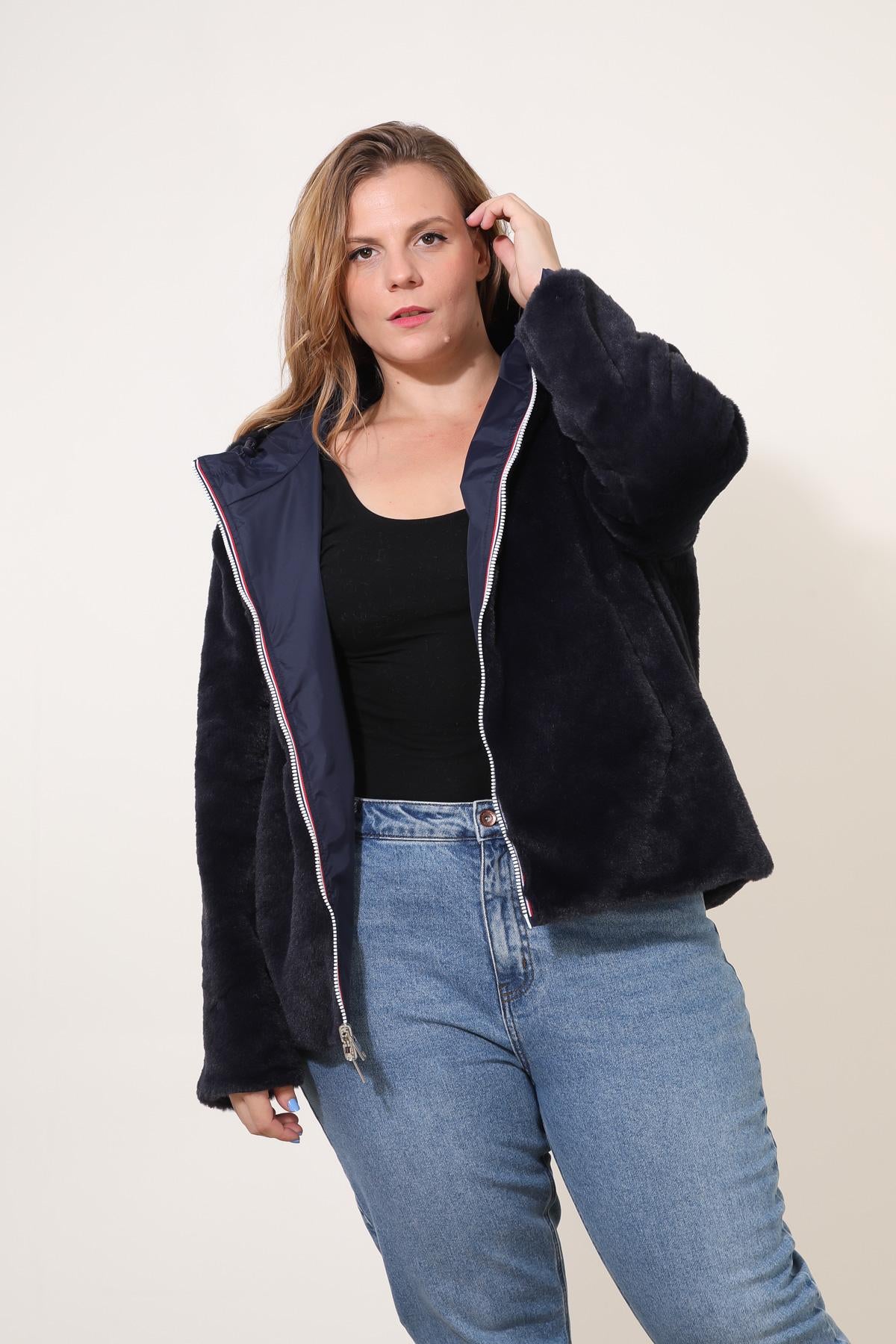Parka courte réversible ANGELE Escandelle – veste femme noire fourrée, coupe droite chic et moderne.
#couleur_marine