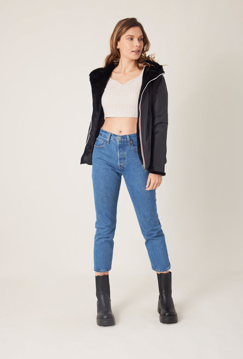 Parka ANGELE Escandelle – parka courte réversible noire, look casual chic parfait pour la mi-saison et l’hiver.
#couleur_noir