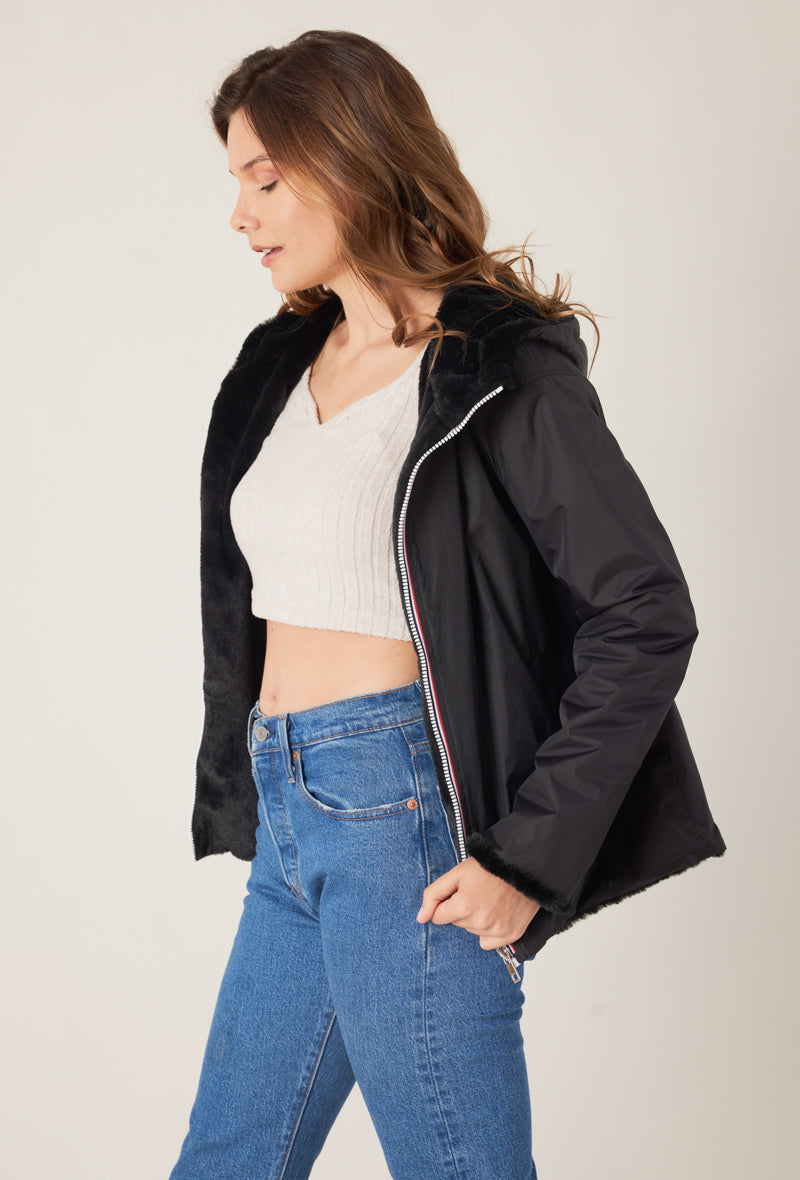 Parka ANGELE Escandelle – profil droit – manteau court réversible femme avec doublure chaude et capuche élégante.
#couleur_noir